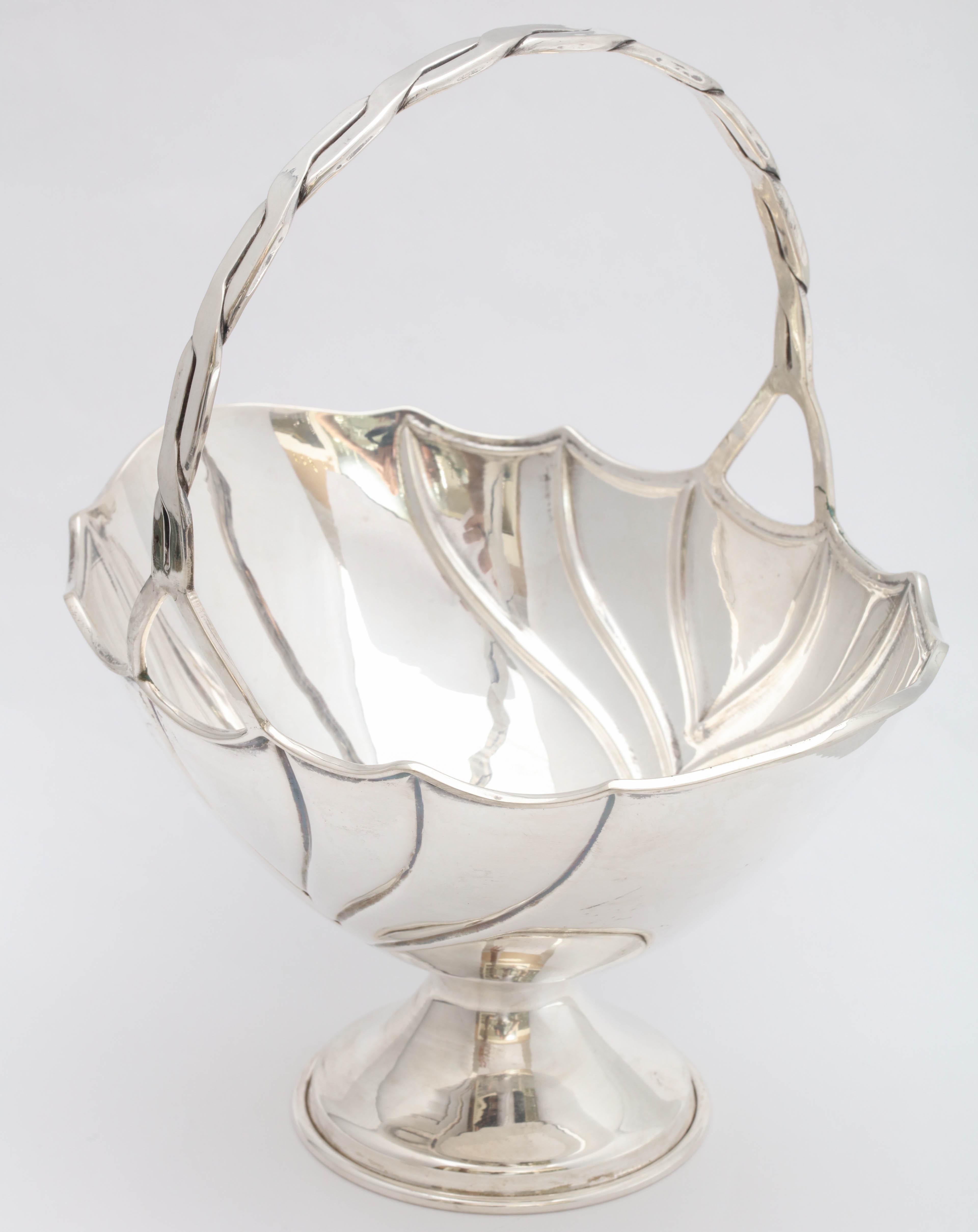 Metà XX secolo Cestino da tavolo in argento Sterling Art Deco con base su piedistallo in vendita