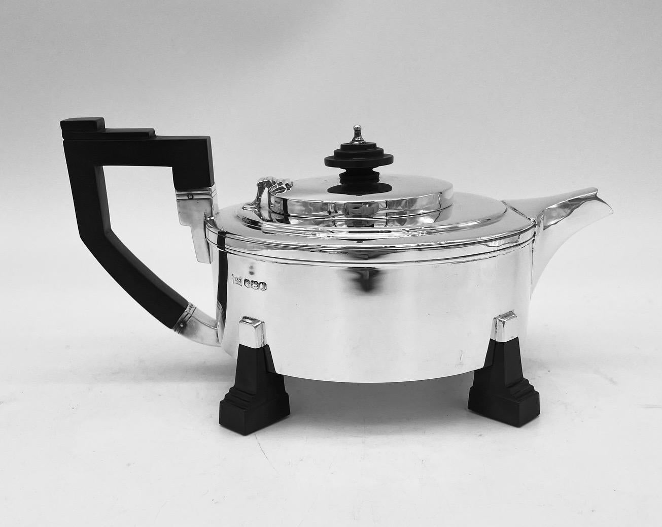 Art Deco Sterling Silver Tea & Coffee Set In Good Condition For Sale In London, GB