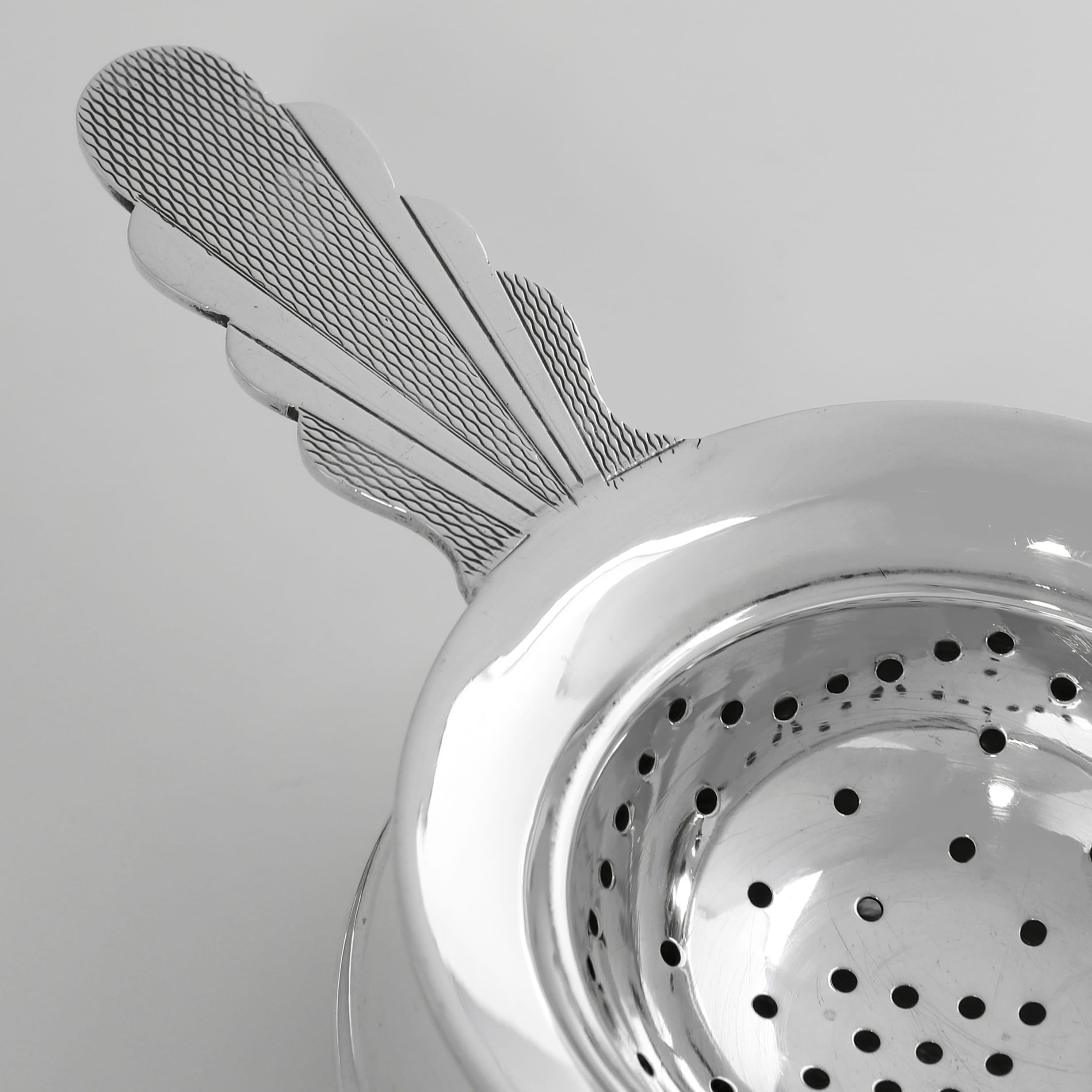 English Art deco sterling silver tea strainer made in 1948 For Sale
