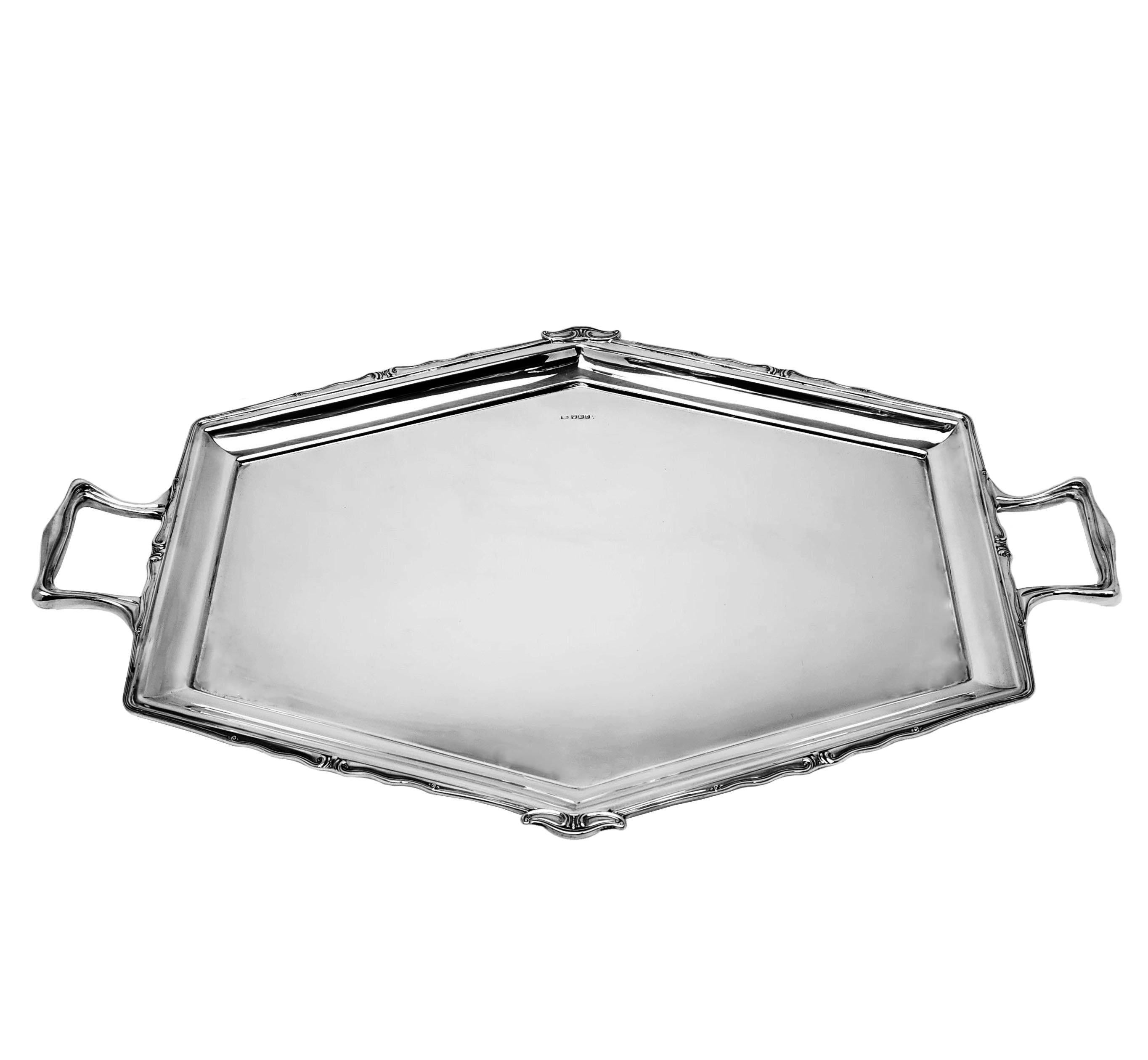 Preciosa bandeja vintage Art Decó de dos asas con una inusual forma de rombo. La Bandeja de plata tiene un sutil diseño de bordes y un acabado muy pulido.

Fabricado en Sheffield, Inglaterra, en 1931 por George Walsh & Co.
 
Aprox. Peso - 2148g /