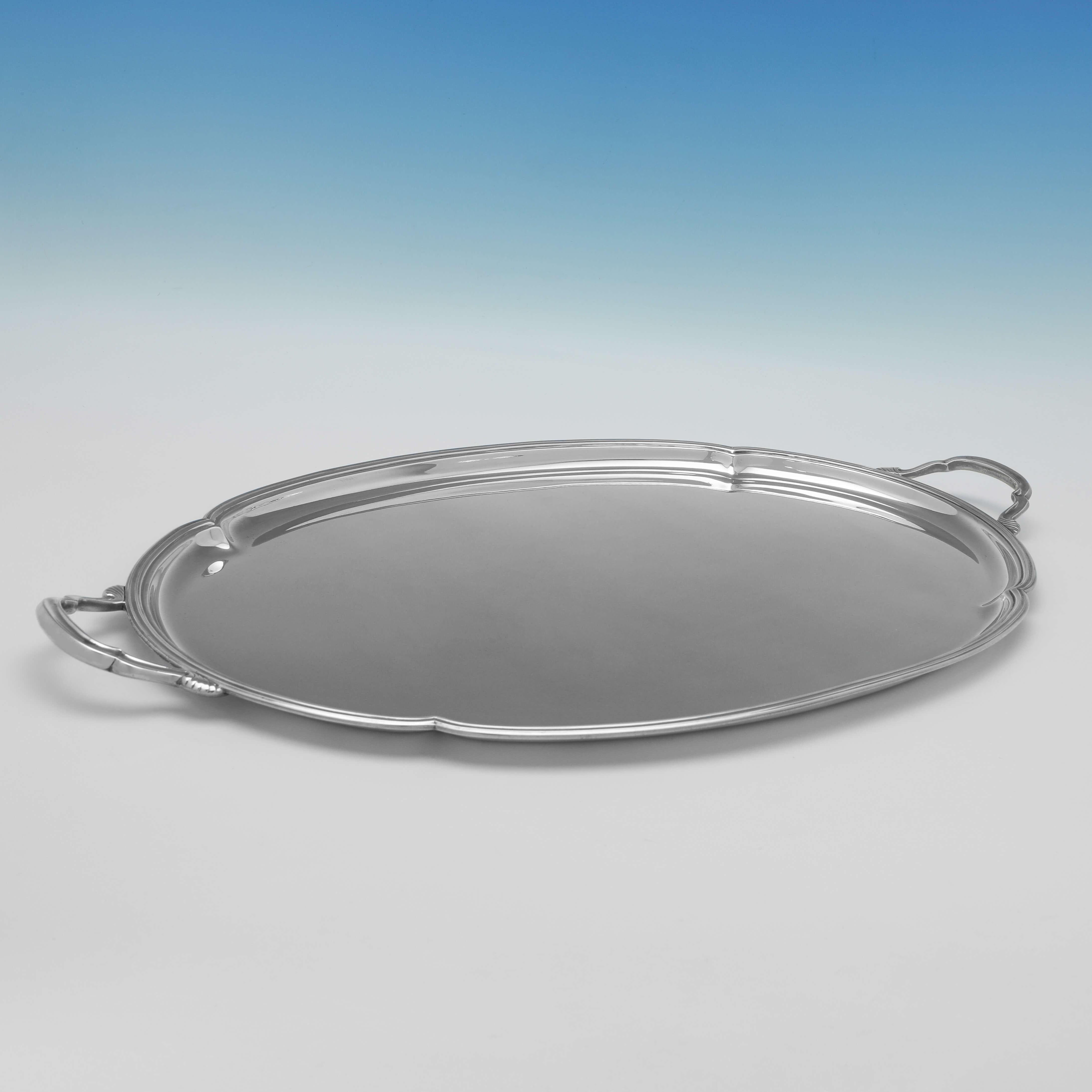 Questo bel vassoio in argento Sterling, marchiato a Londra nel 1936 da Goldsmiths & Silversmiths Co. è di gusto Art Deco. 

Il vassoio misura 1,25