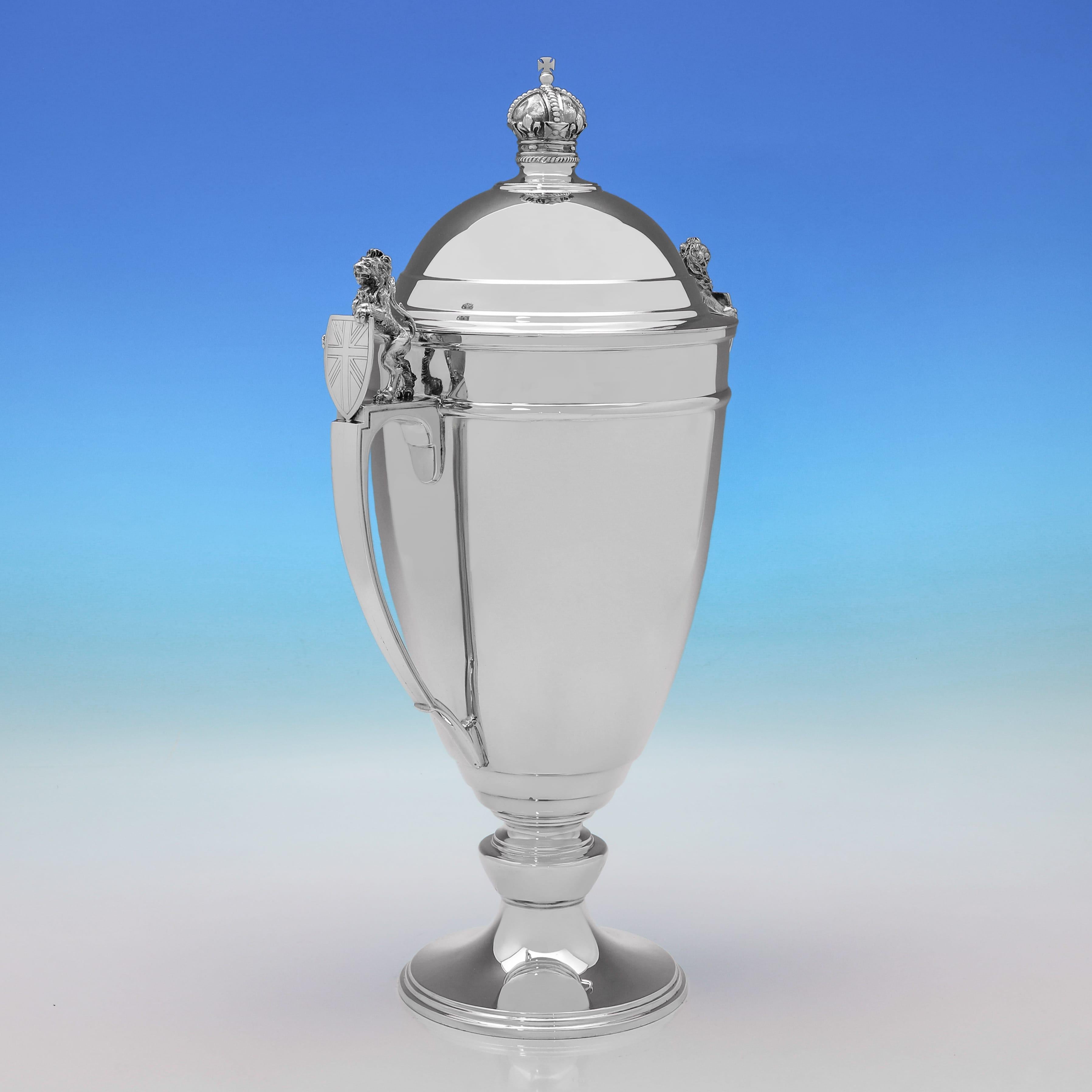 Marchiata a Sheffield nel 1936 da Mappin & Webb, questa straordinaria coppa e coperchio in argento Sterling Trophy è in stile Art Deco e presenta modelli di leoni rampanti che reggono scudi con l'incisione della Union Jack su ogni manico e una