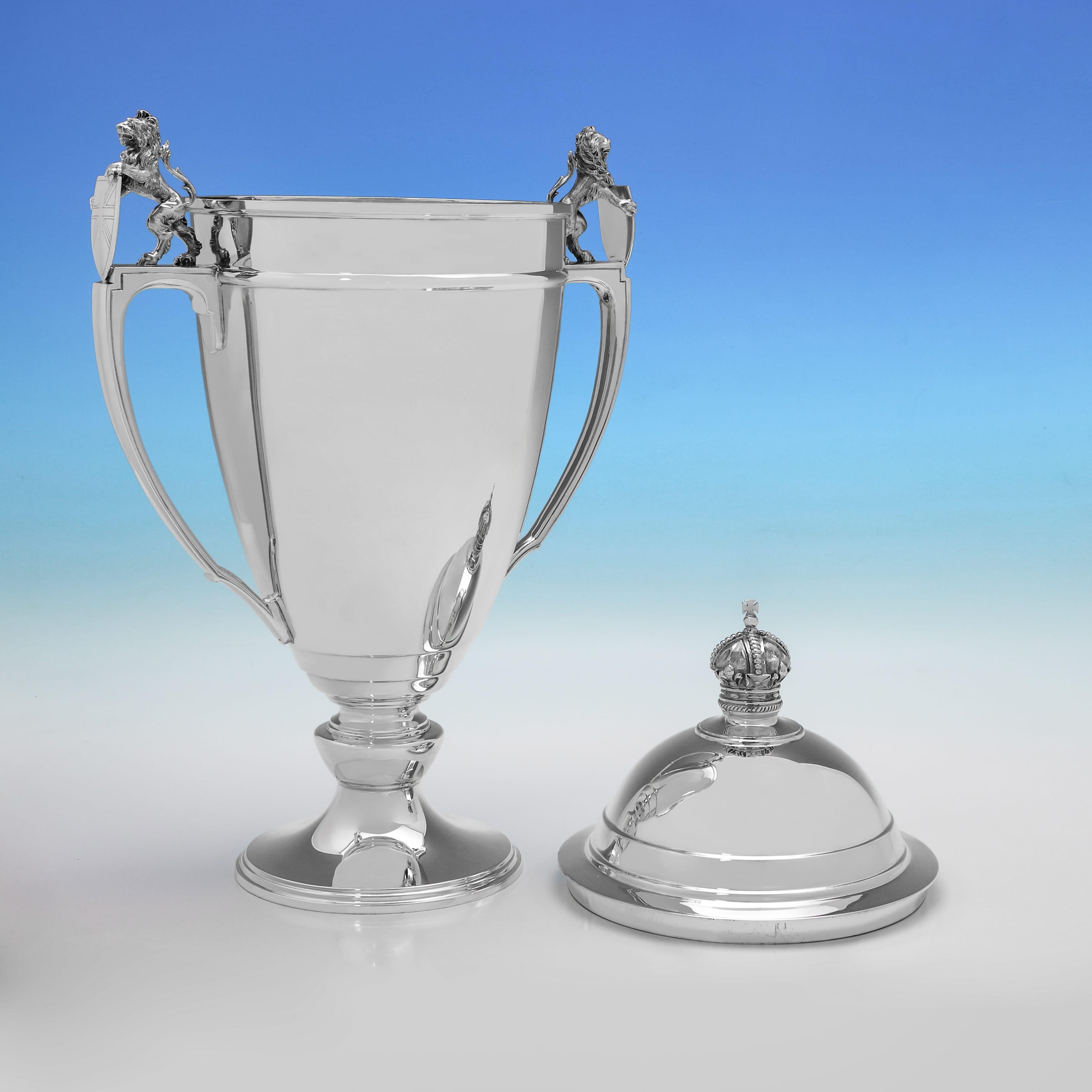 Art Déco Coppa trofeo in argento sterling Art déco e coperchio realizzati da Mappin & Webb nel 1936 in vendita