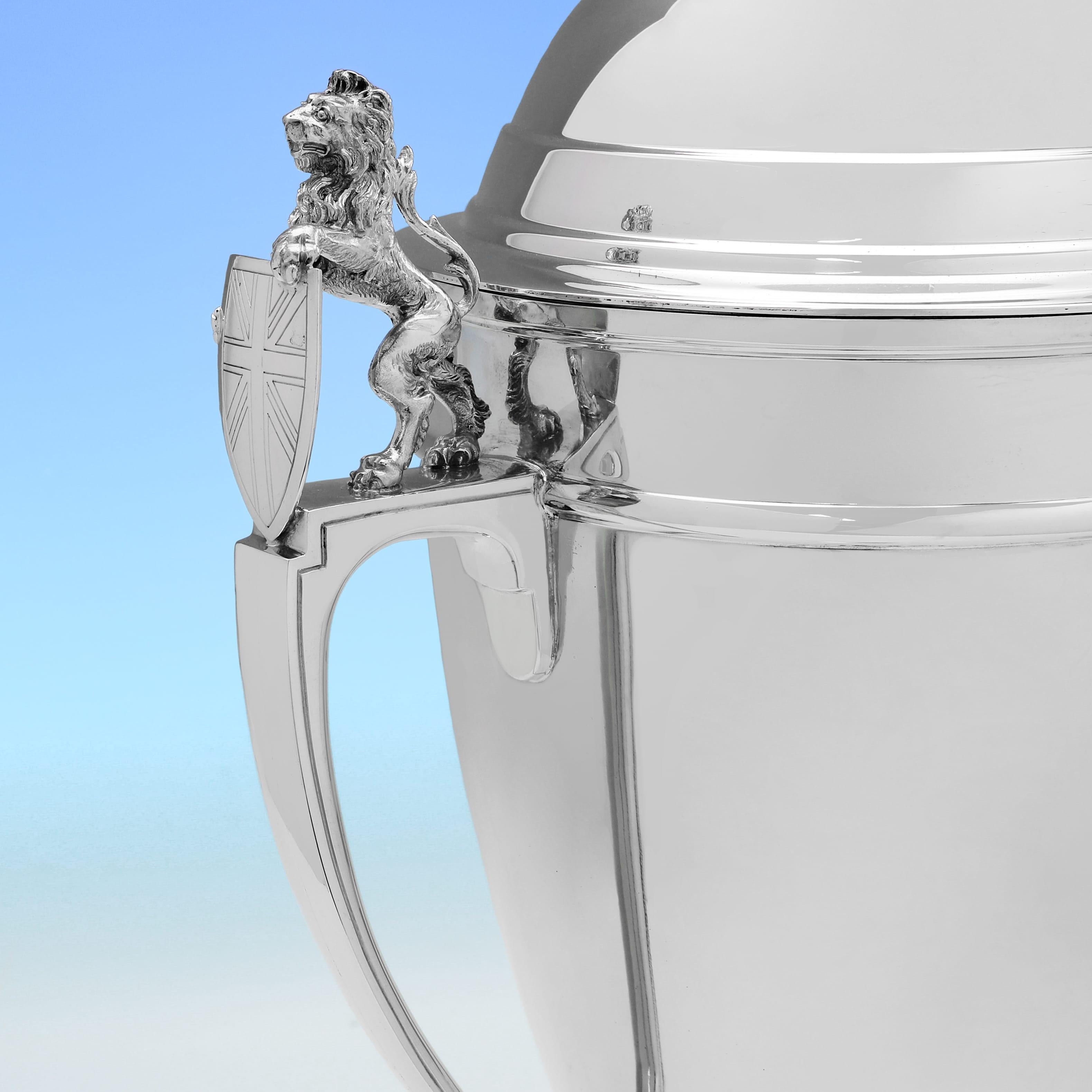 Inglese Coppa trofeo in argento sterling Art déco e coperchio realizzati da Mappin & Webb nel 1936 in vendita