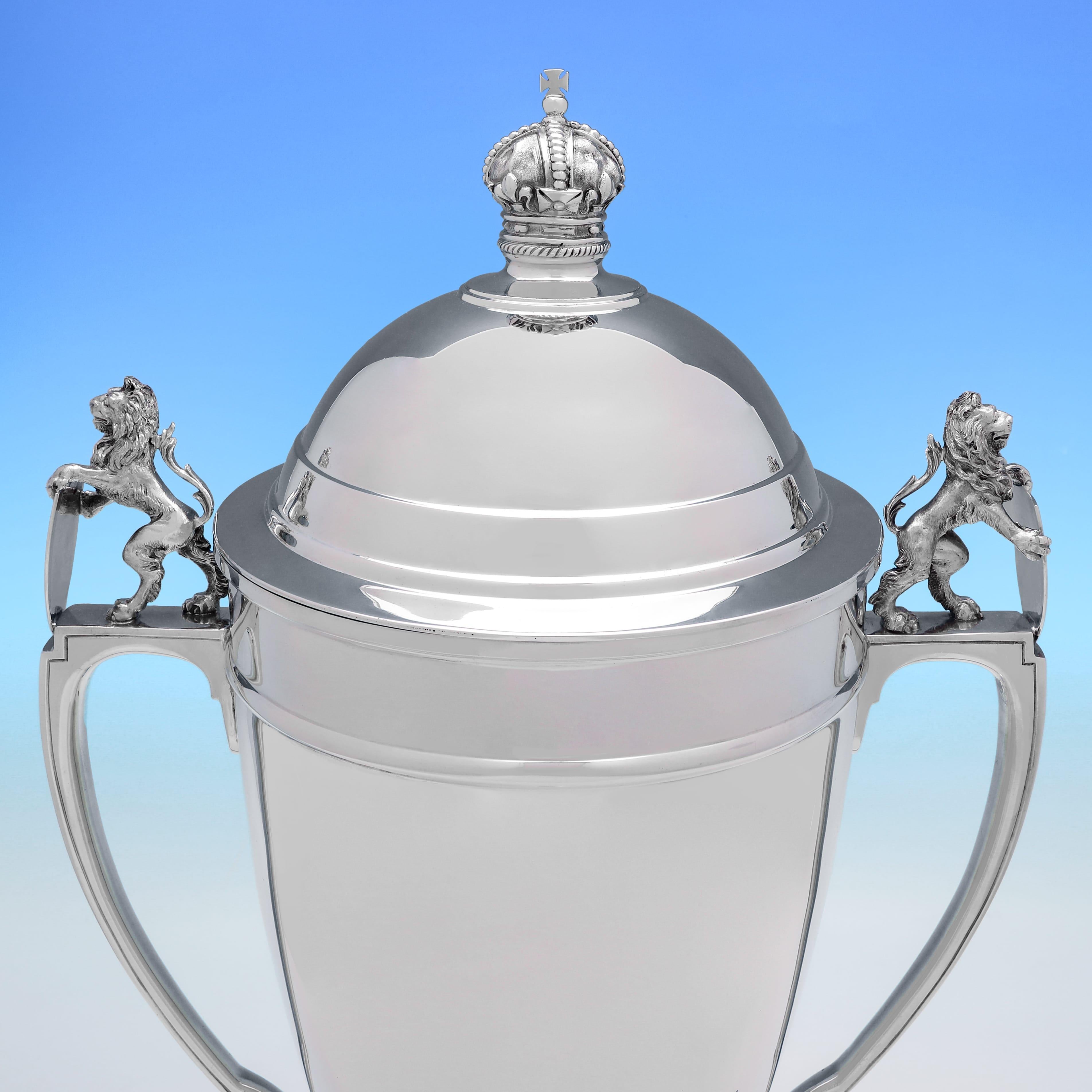 Coppa trofeo in argento sterling Art déco e coperchio realizzati da Mappin & Webb nel 1936 In condizioni buone in vendita a London, London