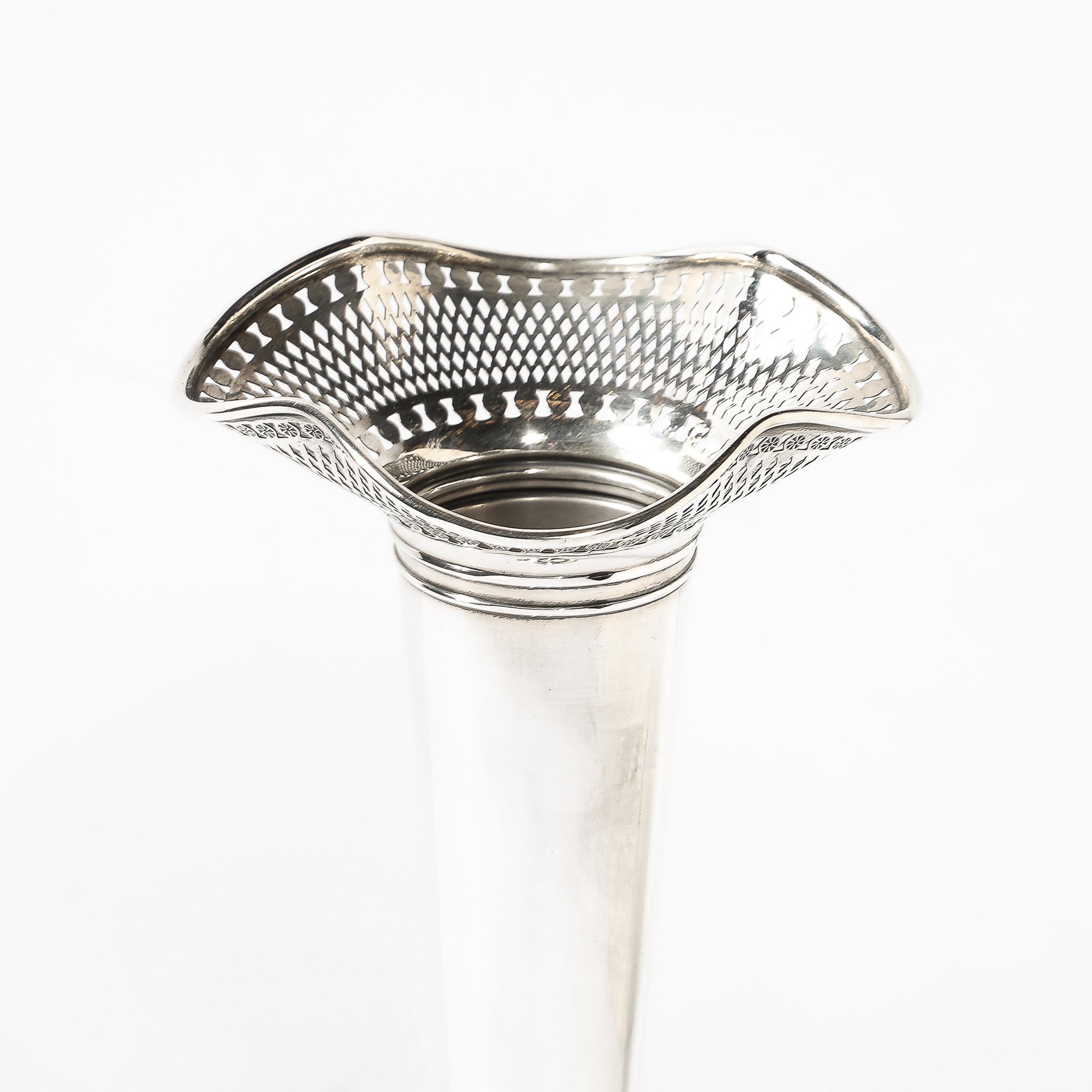 Jarrón Trompeta Art Decó de Esterlina con Detalles Geométricos de J.H Betteridge en venta 5