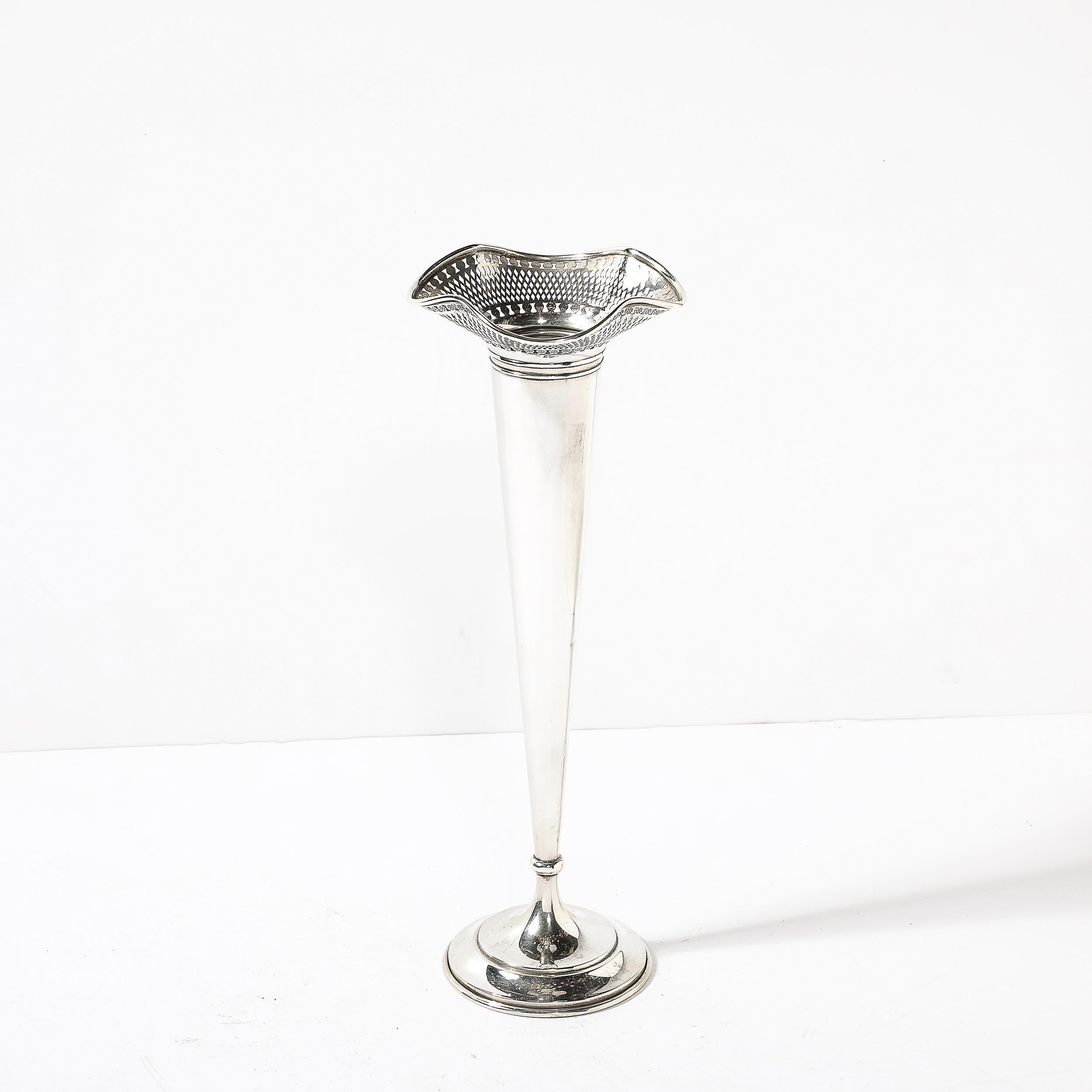 Este exquisito Jarrón Trompeta Art Decó de plata de ley con labio ondulado y detalles geométricos recortados de J.H. Betteridge es originario de Estados Unidos, circa 1930. Presenta una esbelta composición vertical con detalles llamativos, en