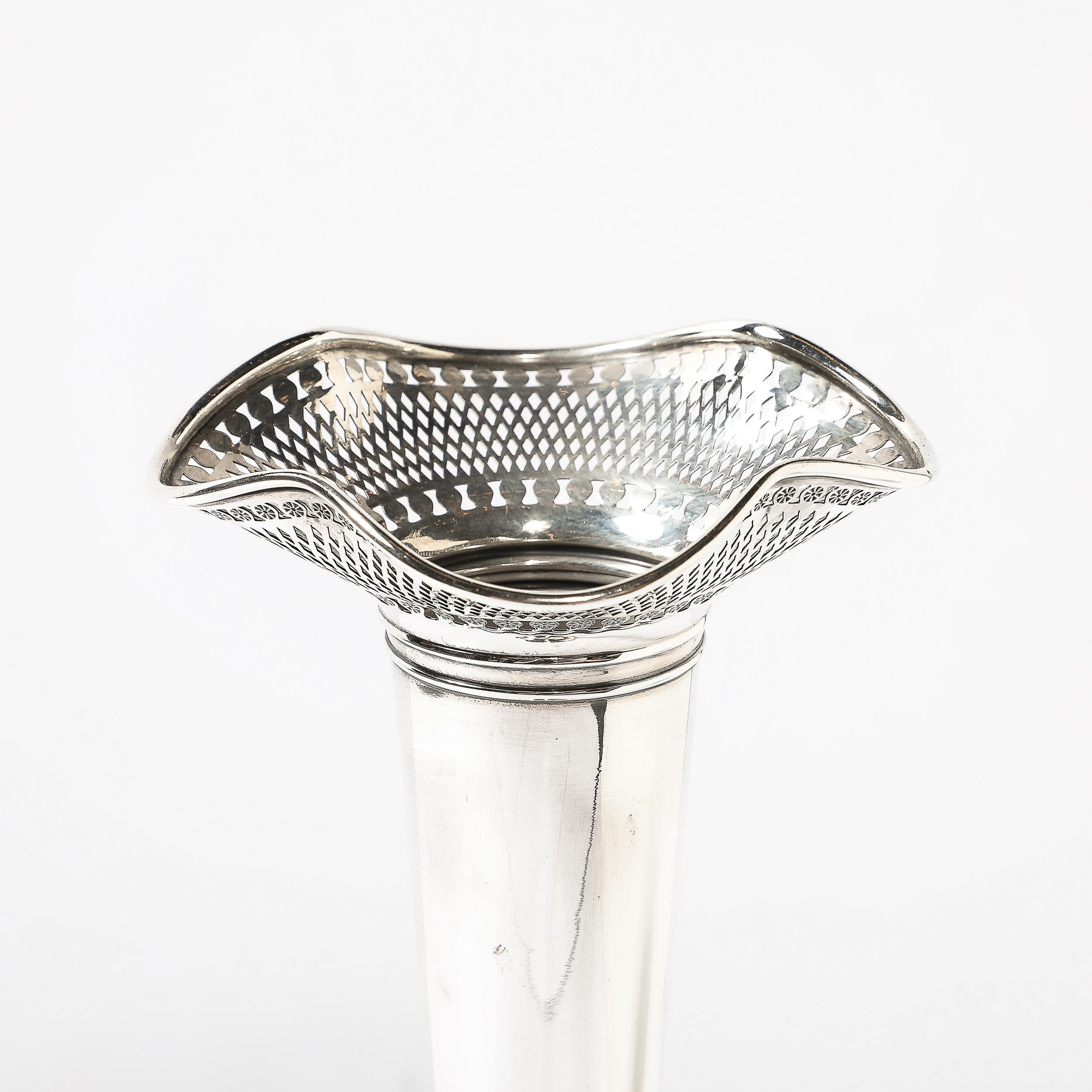 Jarrón Trompeta Art Decó de Esterlina con Detalles Geométricos de J.H Betteridge Estadounidense en venta