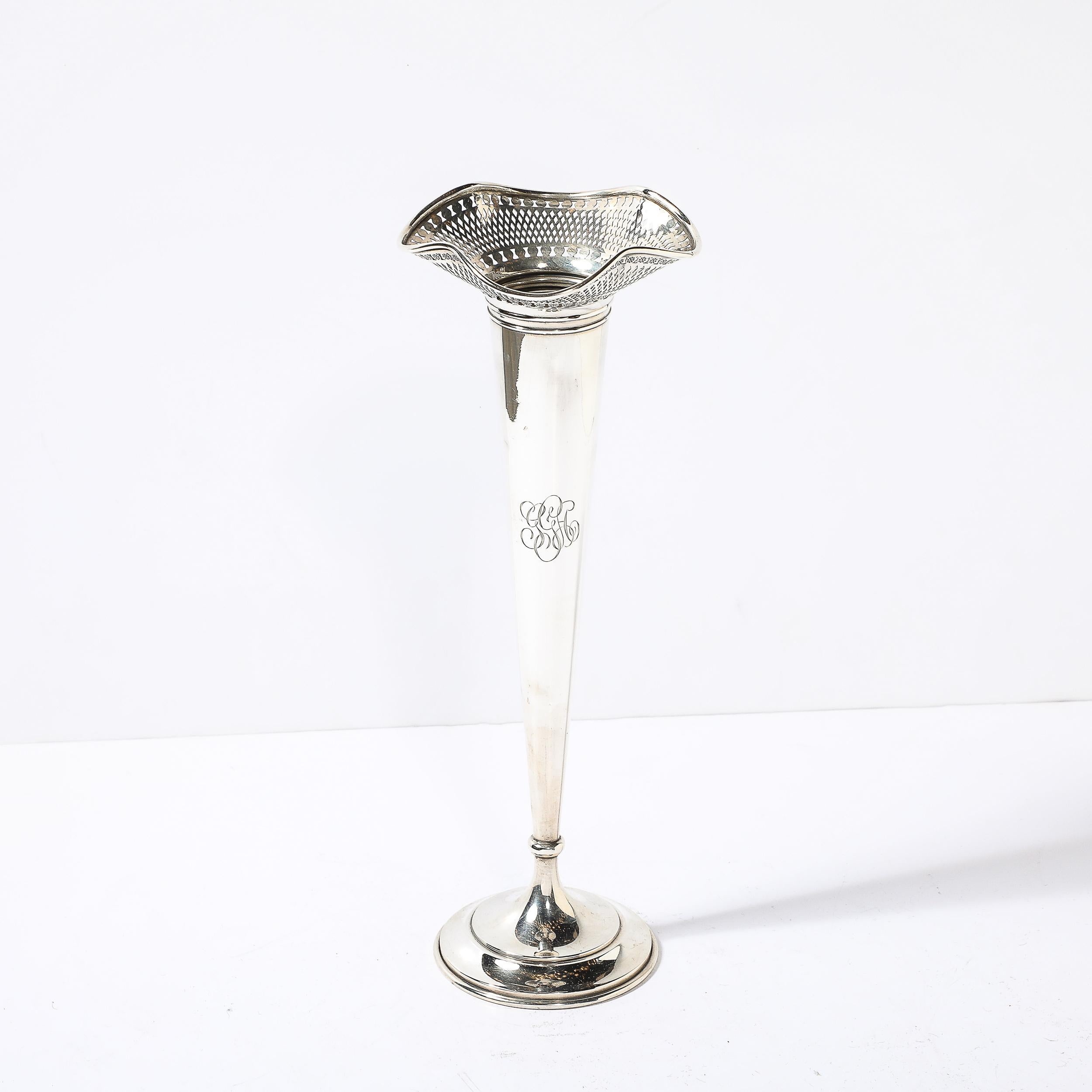 Jarrón Trompeta Art Decó de Esterlina con Detalles Geométricos de J.H Betteridge mediados del siglo XX en venta