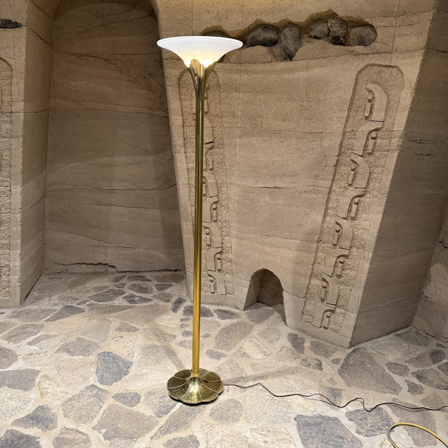 Lampadaire torchère en laiton Art Déco Stiffel
Tulipe avec base en Lotus Chicago
Deux lampes sont disponibles. Le prix indiqué est celui d'une lampe. Nouvel abat-jour en verre.
67,25 x dessus 14,5 diamètre base 12 diamètre
État d'origine non