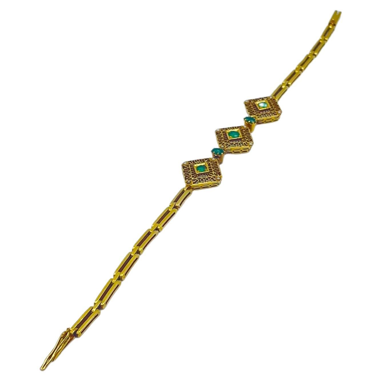 Oval Cut Art deco stil bracelets in gold with emeralds and pearls  For Sale