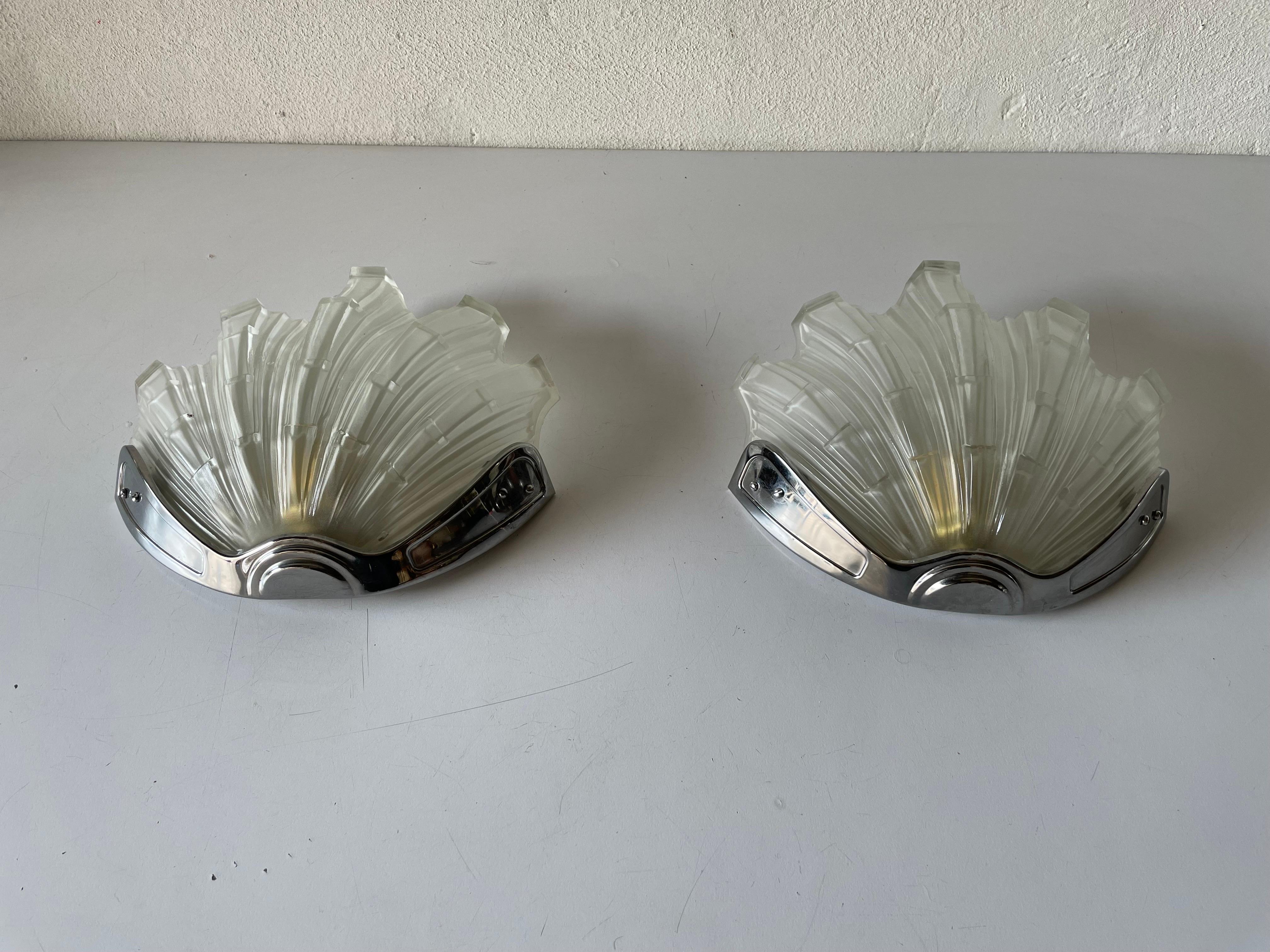 Art Deco stil shell design pair of sconces, 1960s, Germany

Very elegant and Minimalist wall lamps

Lamps are in very good condition.

These lamps works with E27 standard light bulbs. Each lamp works with one light bulb. 
Wired and suitable