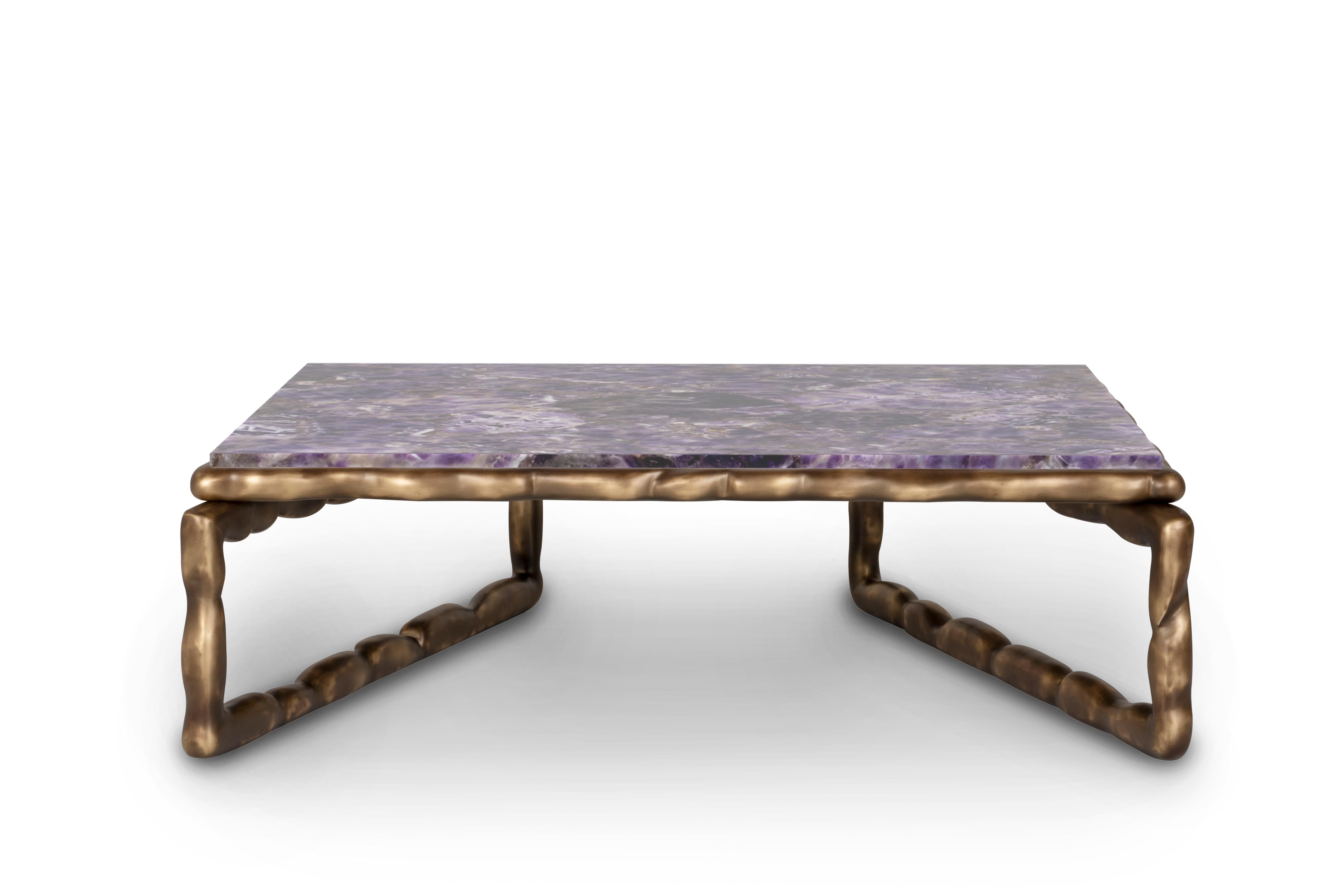 Table basse en pierre, Collectional, fait à la main au Portugal 

La table basse Stone fait honneur à son nom en présentant une texture de pierre exubérante avec de magnifiques veines complexes.

Le contraste entre le plateau de table en pierre