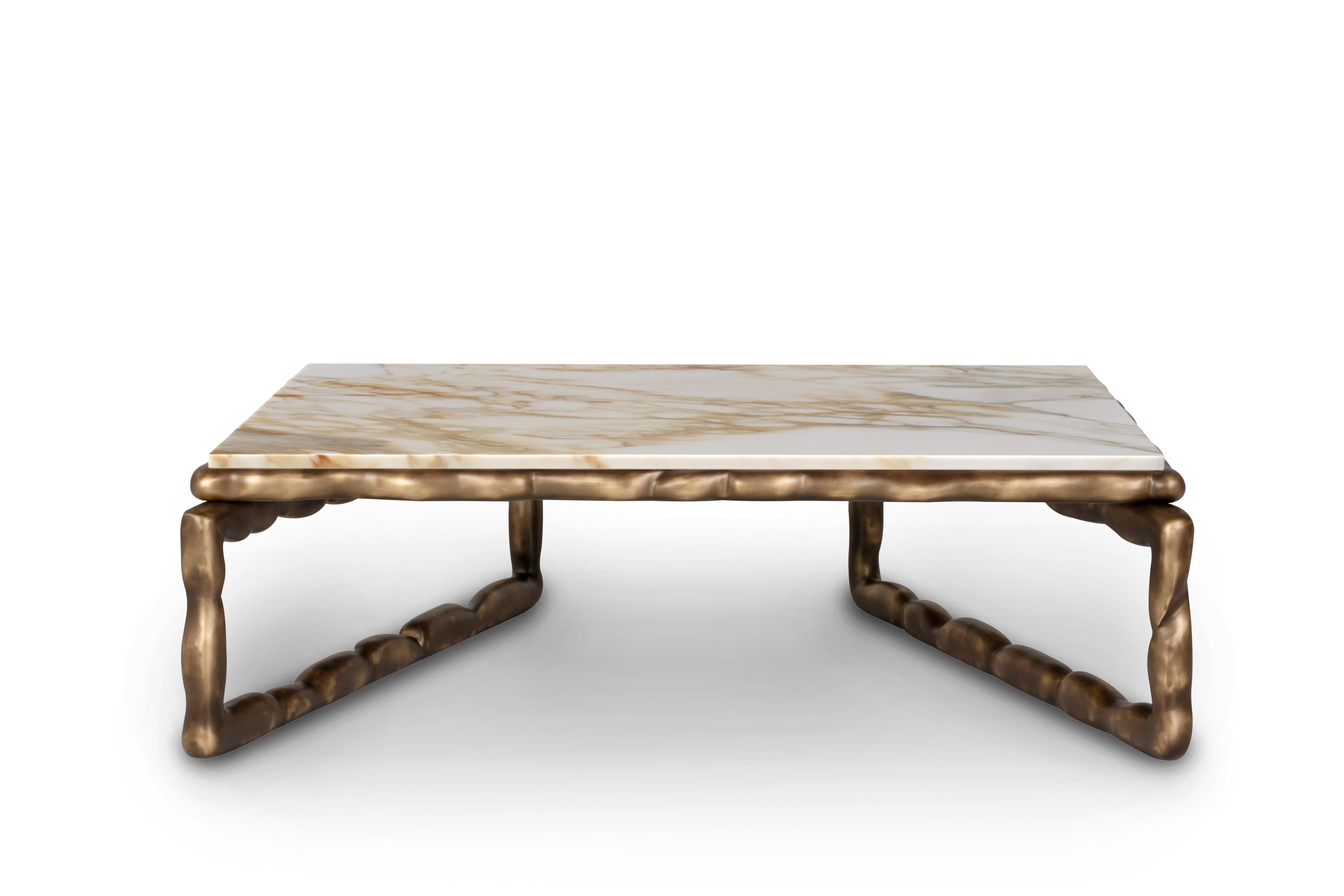 Table basse en pierre, Collection S, fait à la main au Portugal - Europe 

La table basse Stone fait honneur à son nom en présentant une texture de pierre exubérante avec de magnifiques veines complexes.

Le contraste entre le plateau de table en