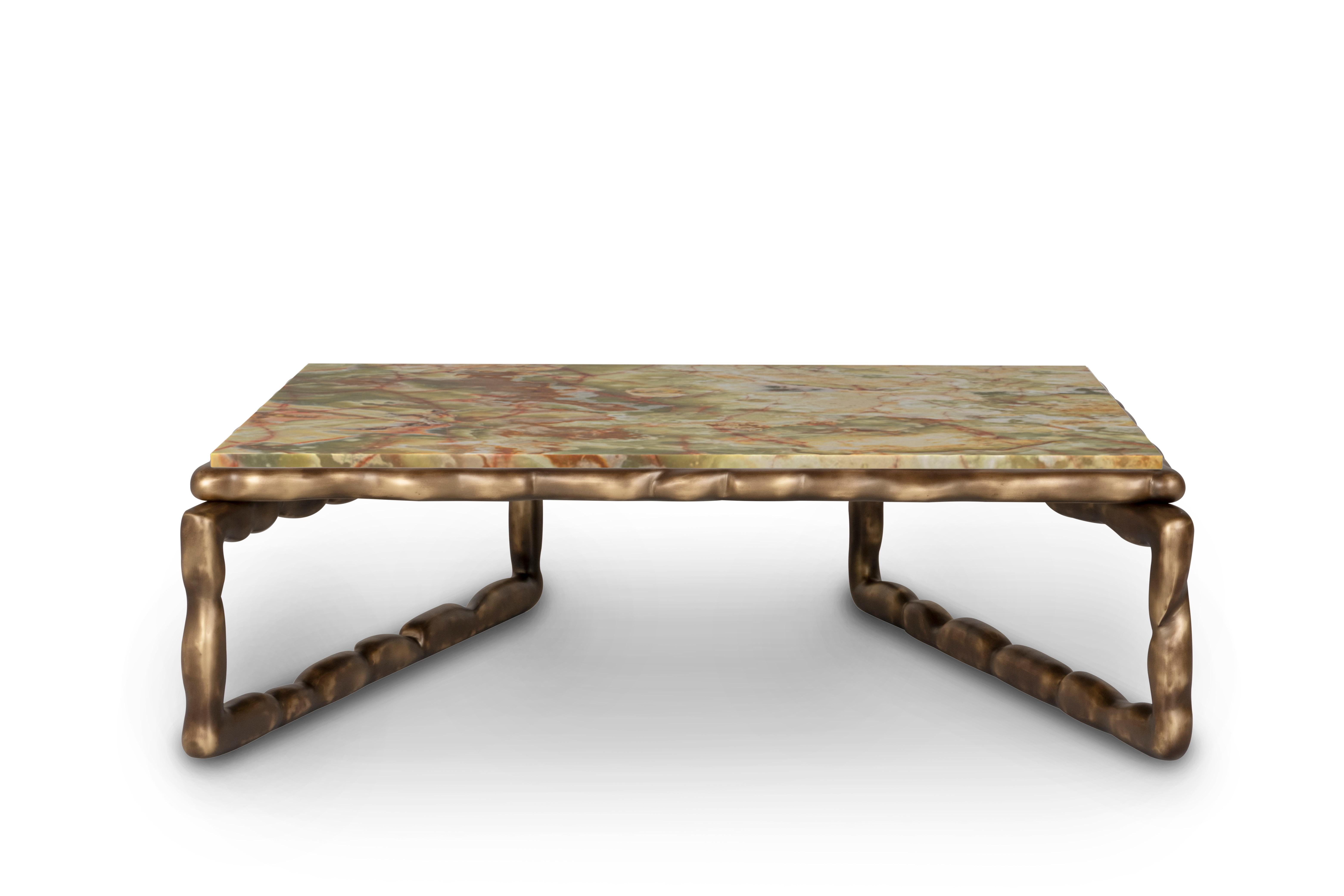 Table basse en pierre, Collection S, fait à la main au Portugal - Europe 

La table basse Stone fait honneur à son nom en présentant une texture de pierre exubérante avec de magnifiques veines complexes.

Le contraste entre le plateau de table en