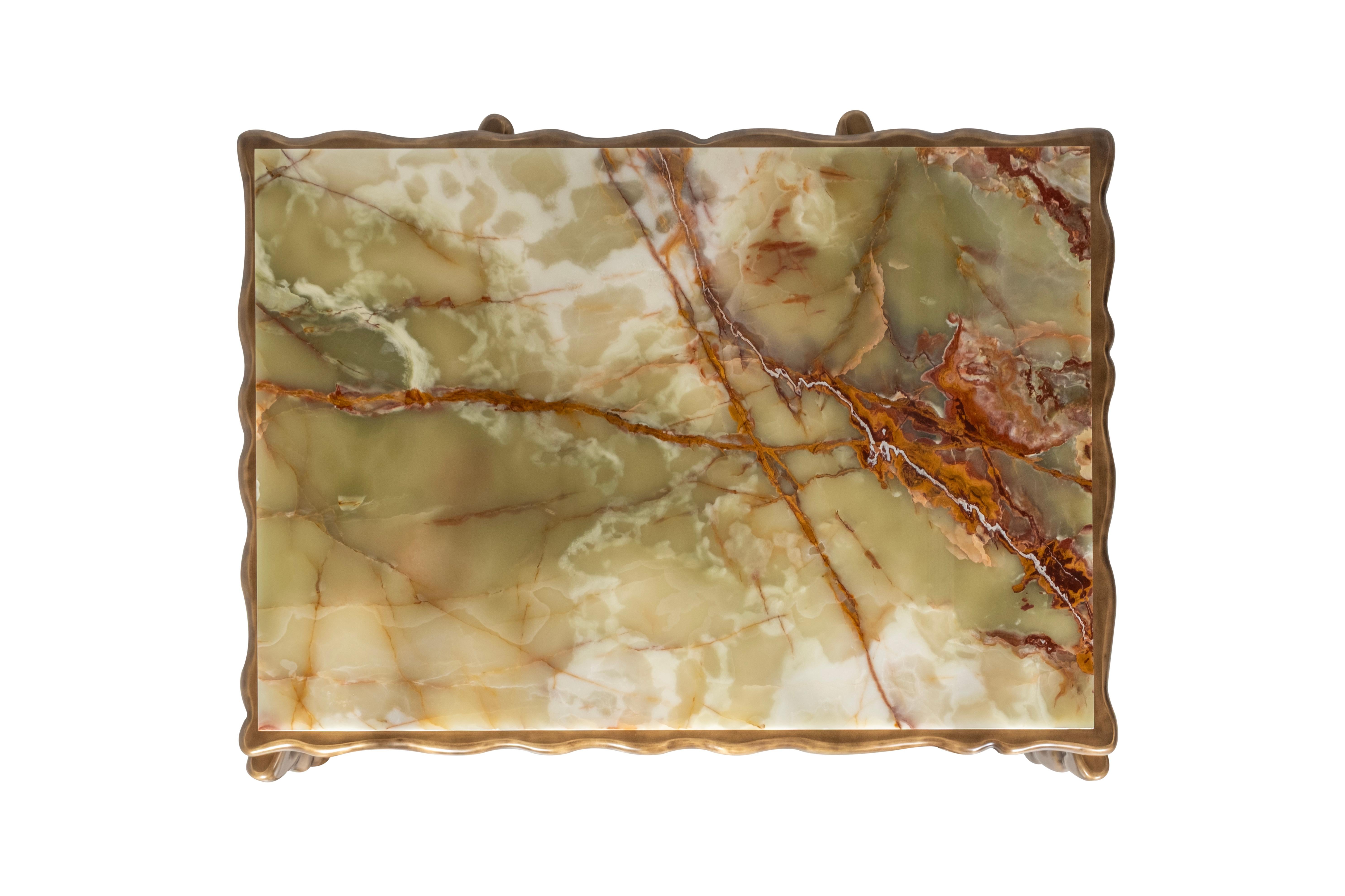 Table basse en pierre, Collection S, fait à la main au Portugal - Europe 

La table basse Stone fait honneur à son nom en présentant une texture de pierre exubérante avec de magnifiques veines complexes.

Le contraste entre le plateau de table en