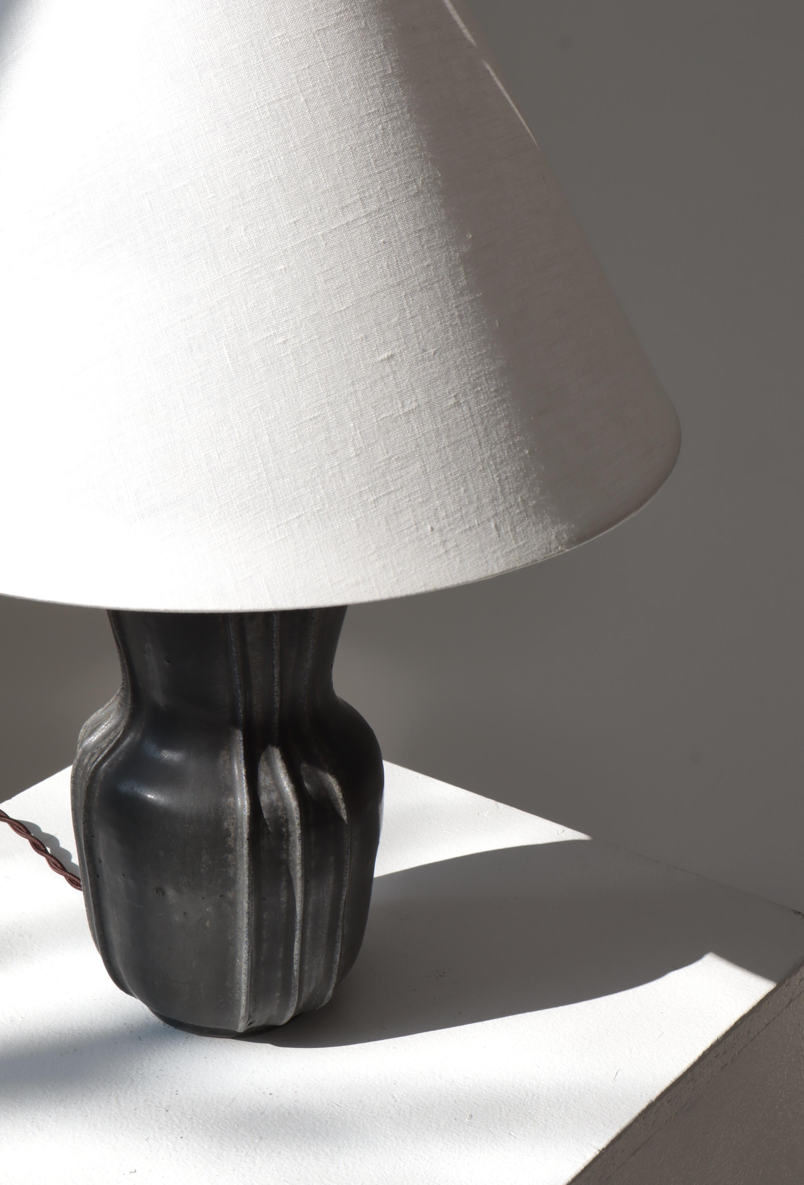 Fluted stoneware table lamp in dark blue / grey glazing model by Arne Bang. Made at his own studio in the 1930s. Model 171. Signed with artist initials 