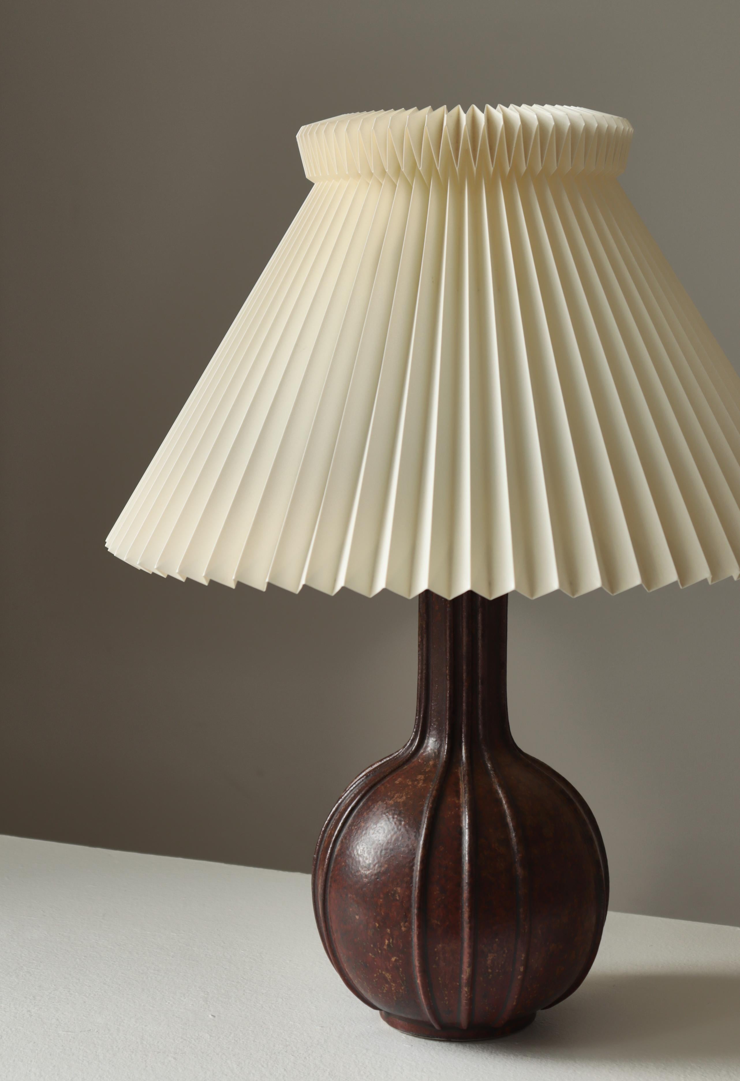 Fluted stoneware table lamp in dark brown / red glazing by Arne Bang. Made at his own studio in the 1930s. Model 173. Signed with artist initials 