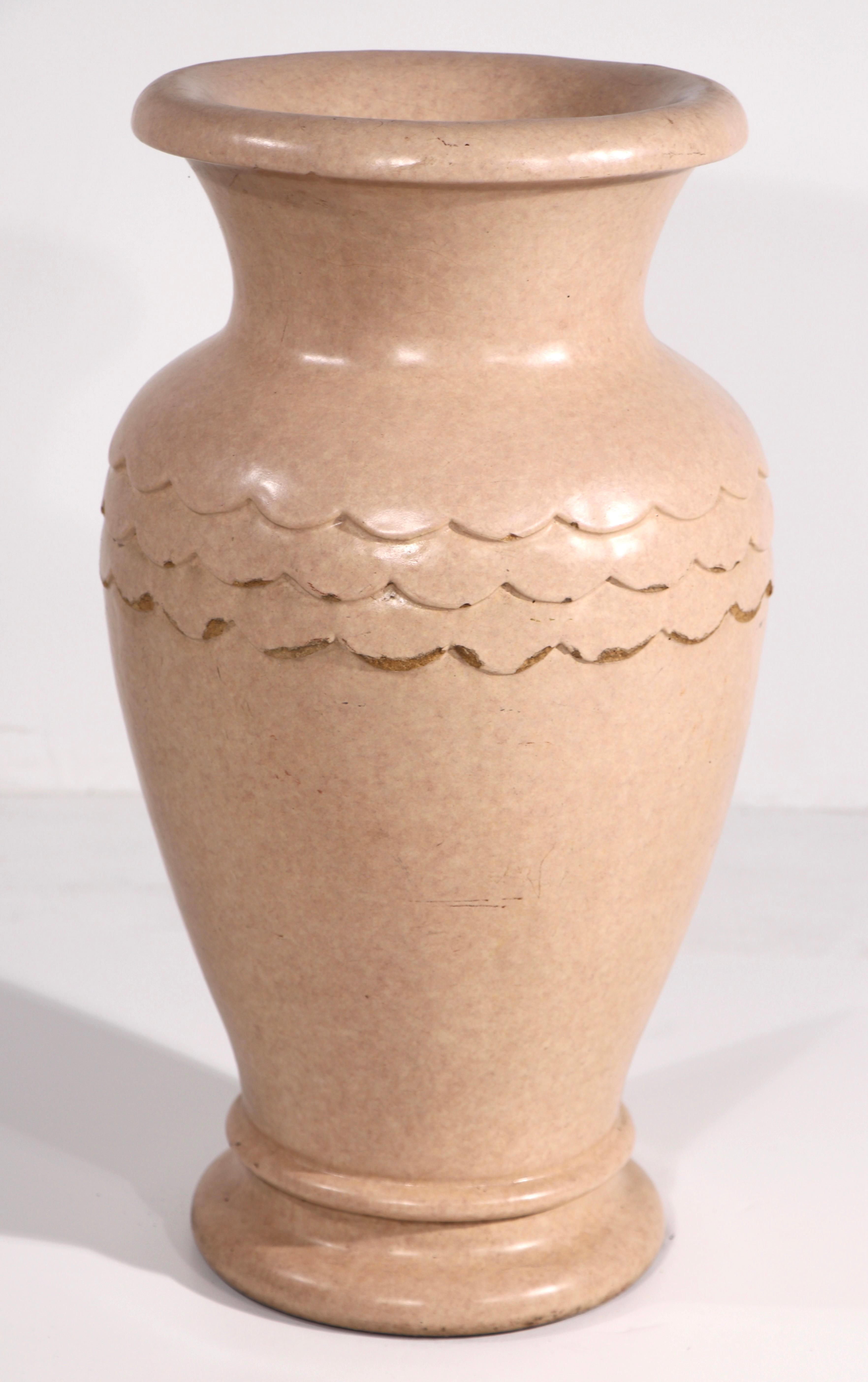 Urne aus Steingut im Art déco-Stil (Gegossen) im Angebot