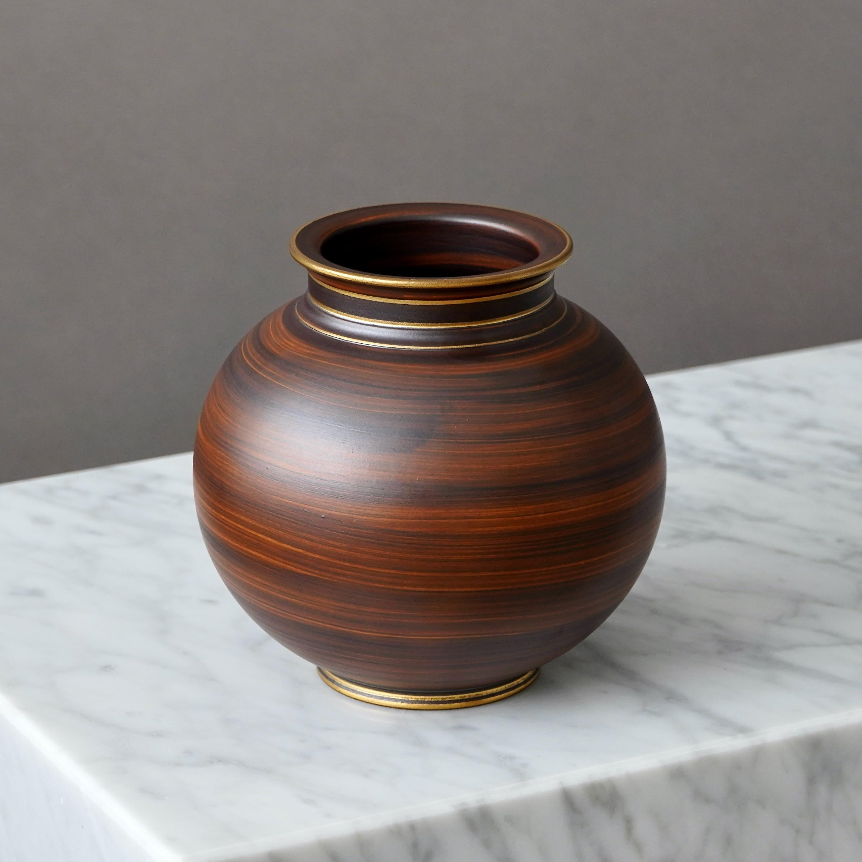 Suédois Vase Art déco en grès brun et or de Gunnar Nylund. ALP, Suède, années 1930 en vente