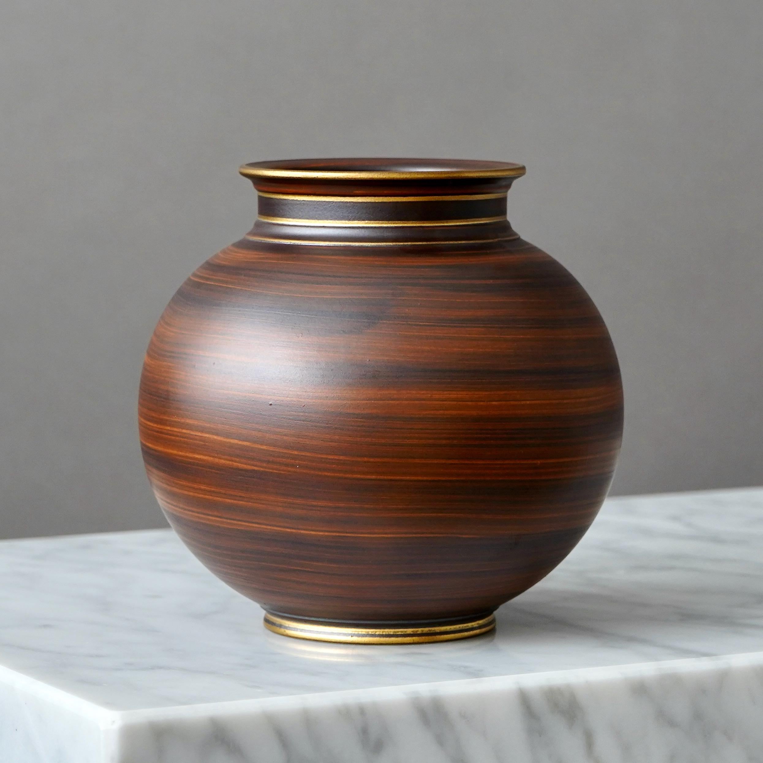 Tourné Vase Art déco en grès brun et or de Gunnar Nylund. ALP, Suède, années 1930 en vente