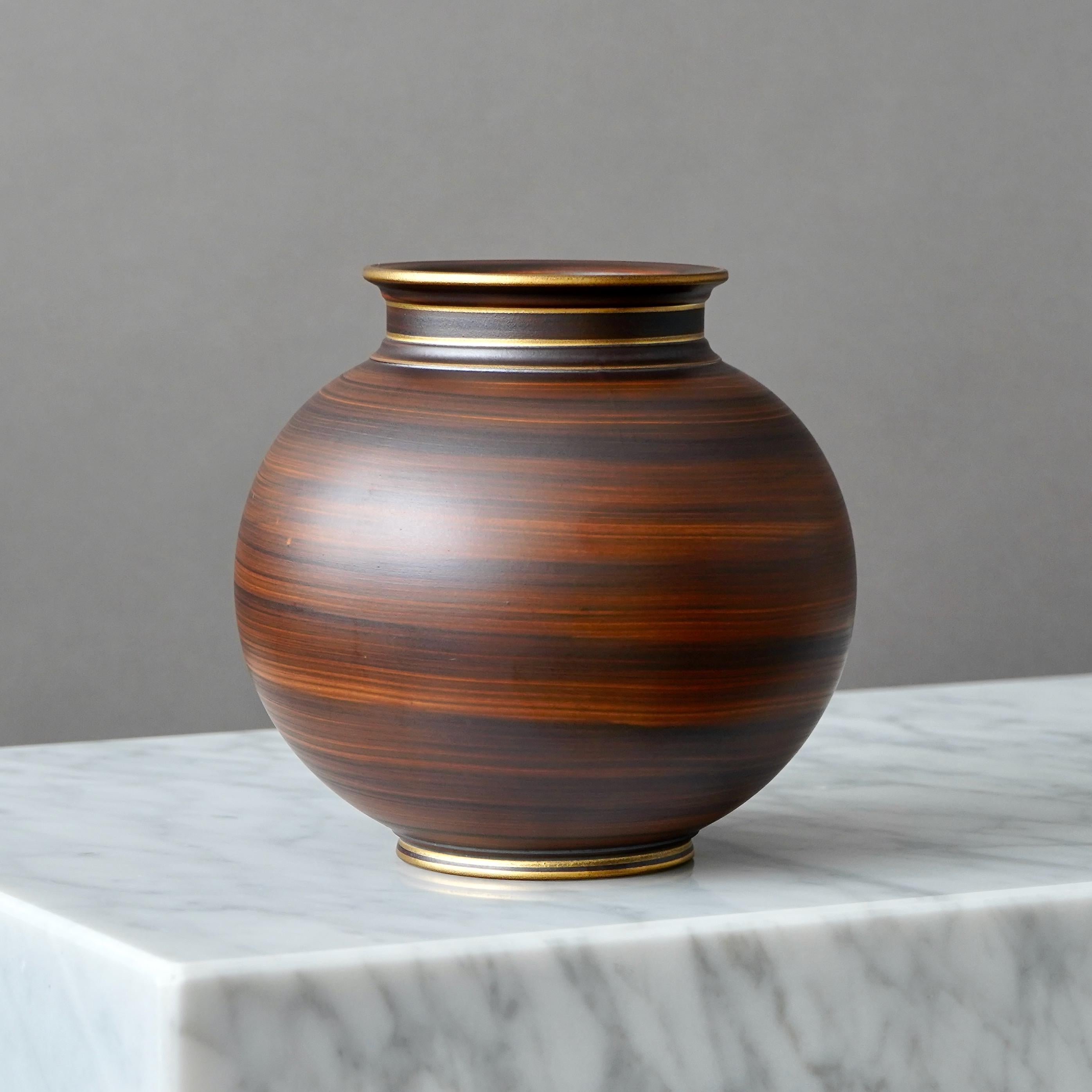 20ième siècle Vase Art déco en grès brun et or de Gunnar Nylund. ALP, Suède, années 1930 en vente