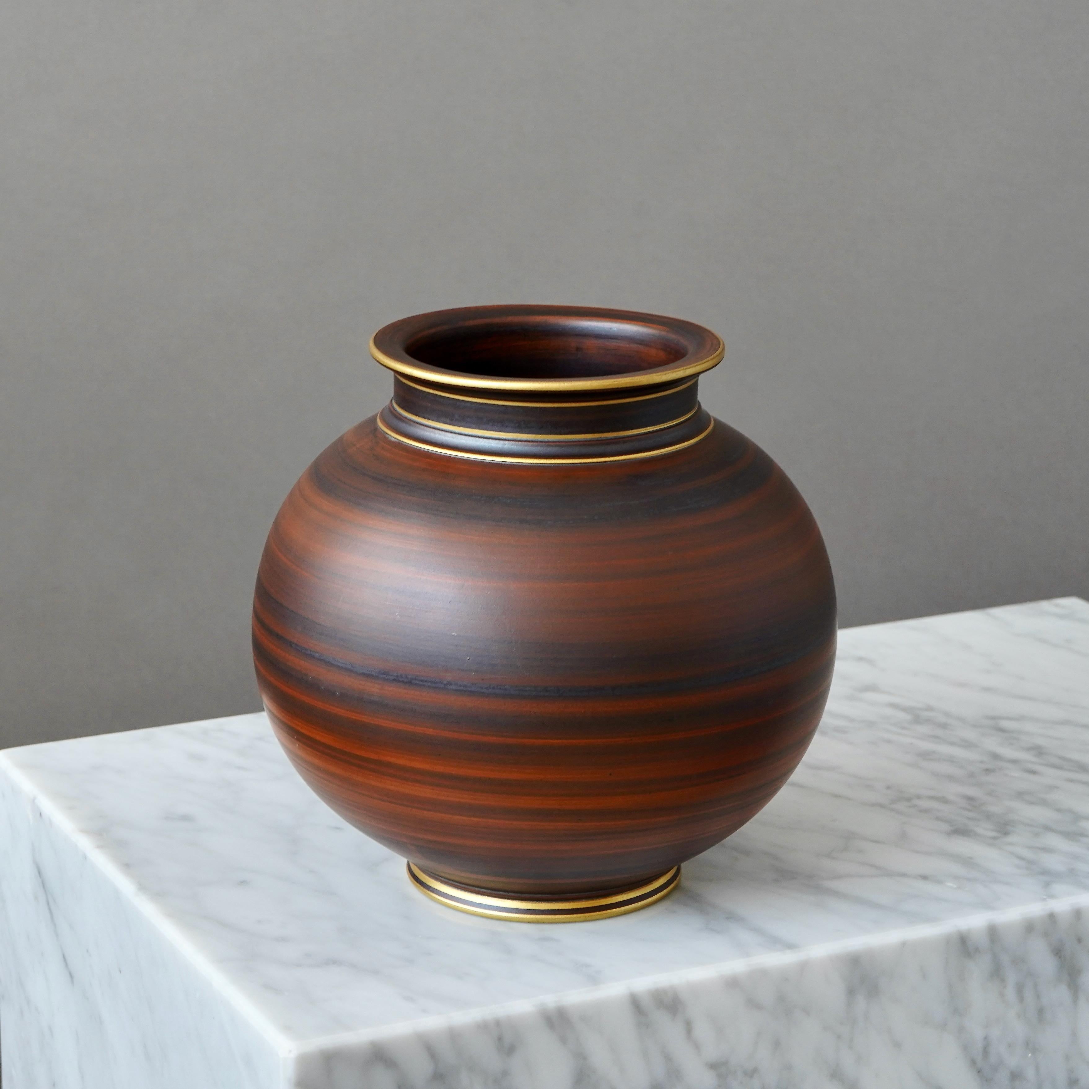 Braun-goldene Art-déco-Vase aus Steinzeug von Gunnar Nylund. ALP, Schweden, 1930er Jahre (Art déco) im Angebot