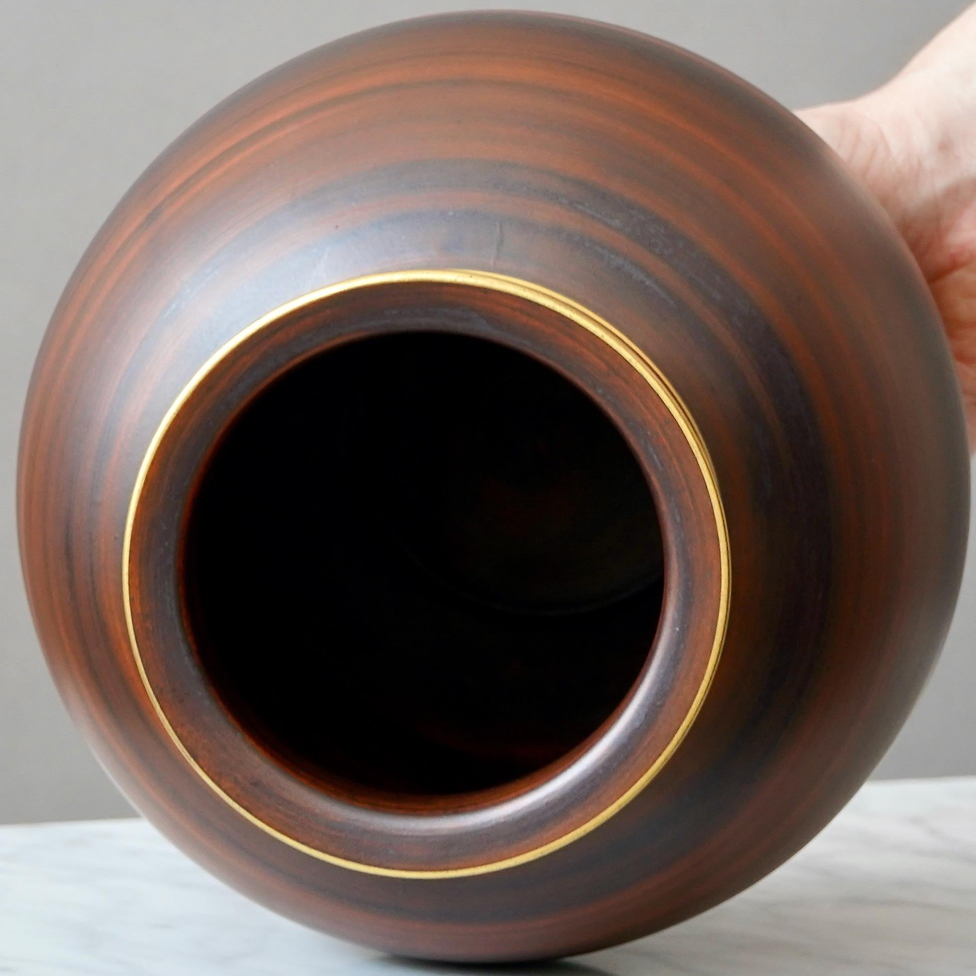 Braun-goldene Art-déco-Vase aus Steinzeug von Gunnar Nylund. ALP, Schweden, 1930er Jahre (Handbemalt) im Angebot