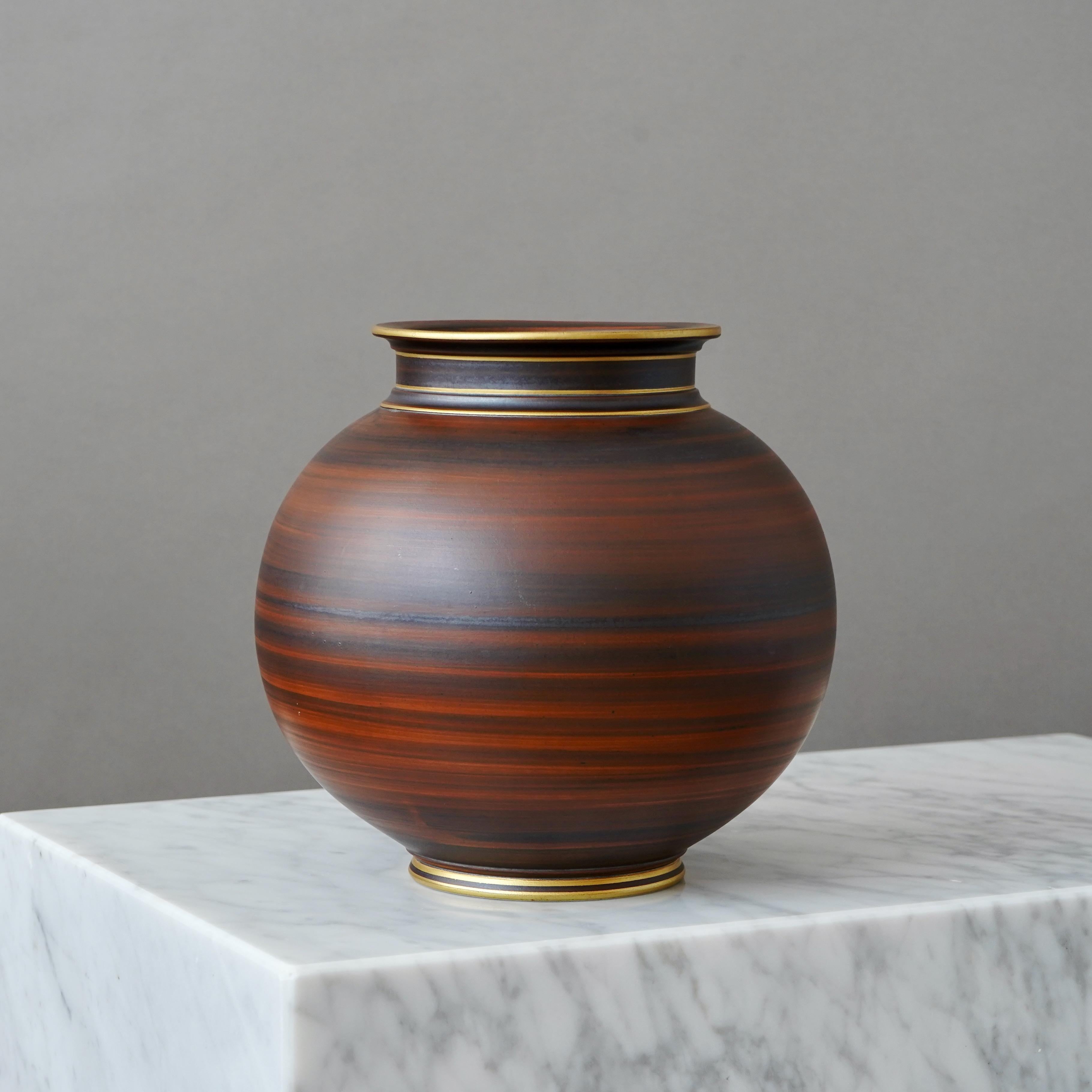 Braun-goldene Art-déco-Vase aus Steinzeug von Gunnar Nylund. ALP, Schweden, 1930er Jahre (20. Jahrhundert) im Angebot