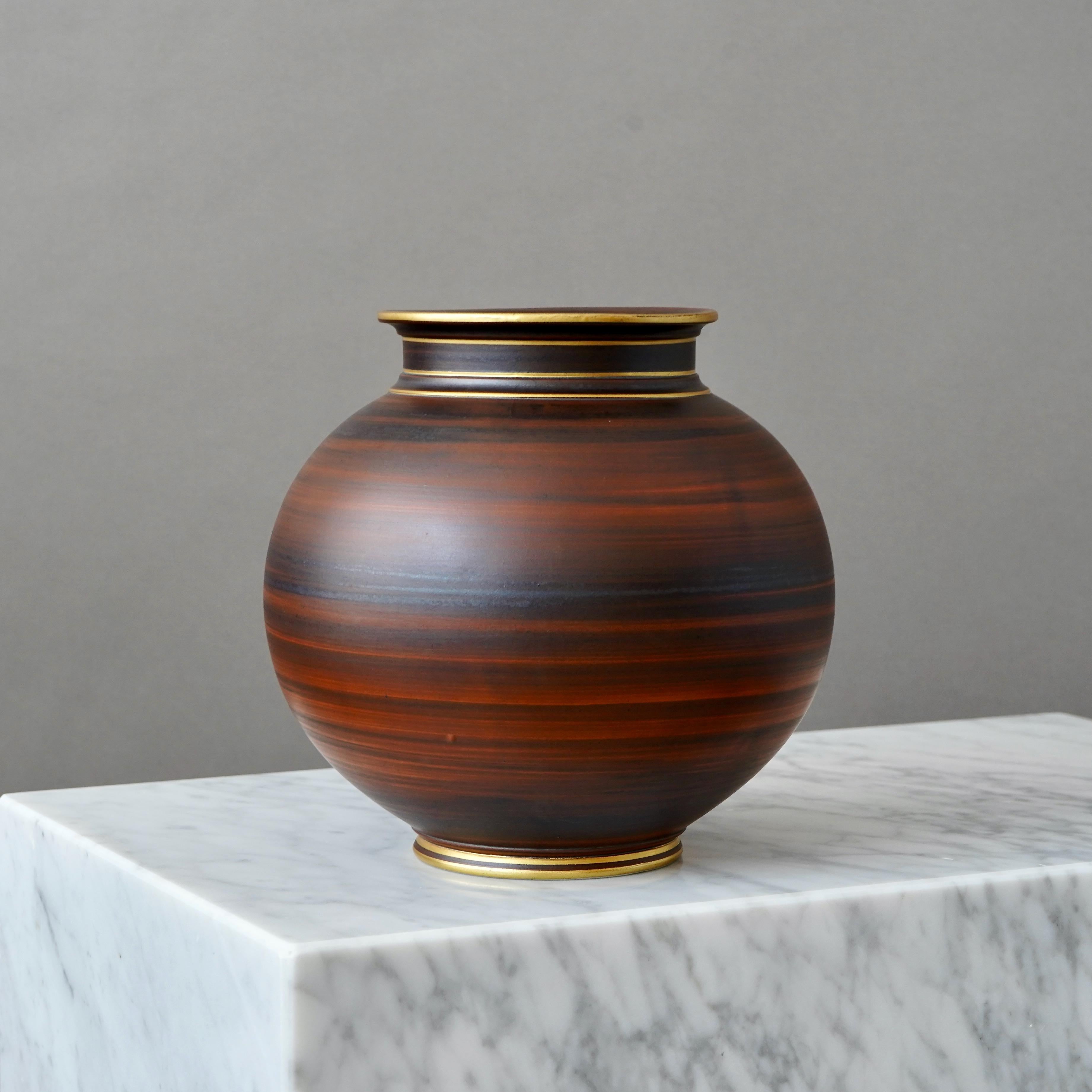 Braun-goldene Art-déco-Vase aus Steinzeug von Gunnar Nylund. ALP, Schweden, 1930er Jahre (Keramik) im Angebot