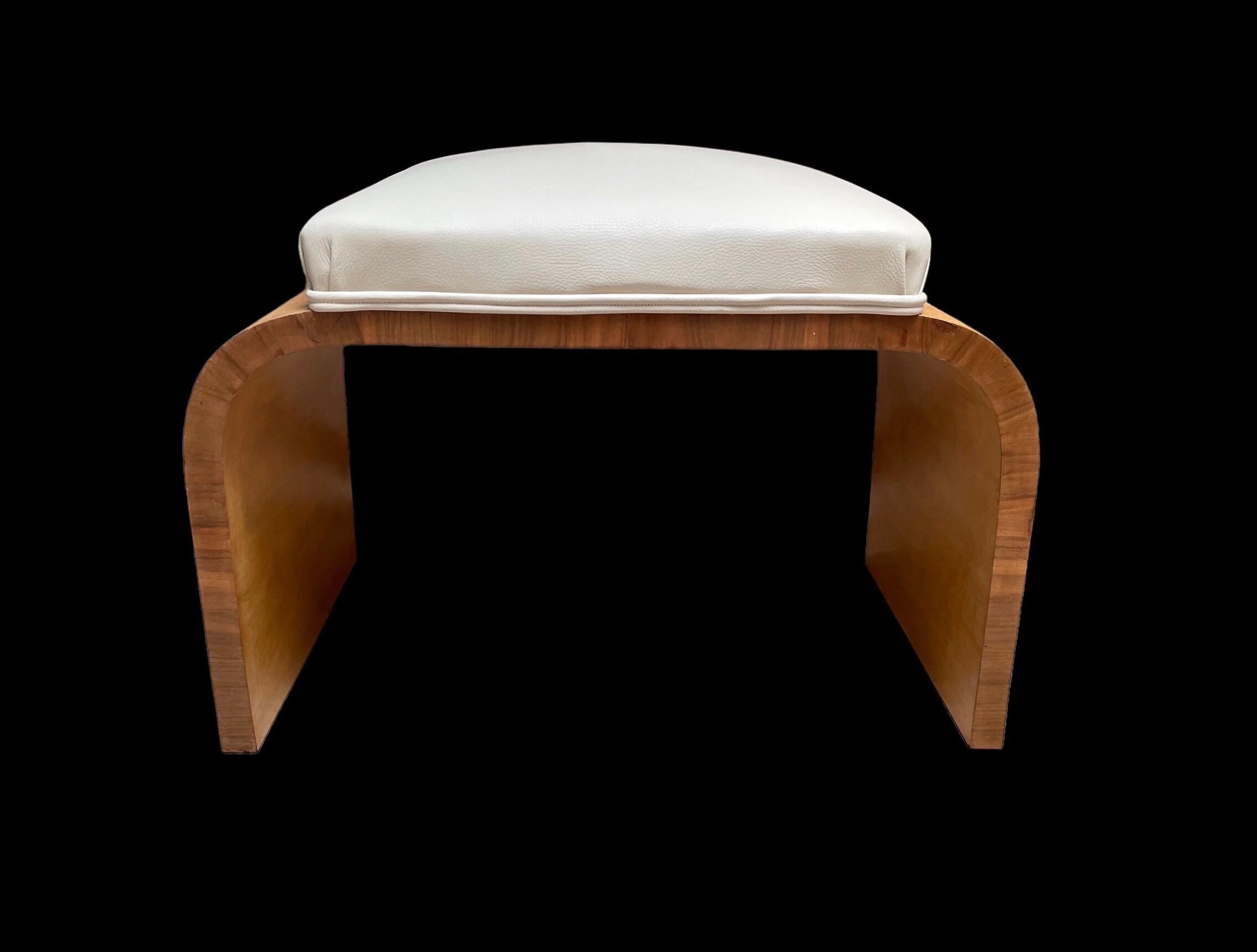 Art-Déco-Hocker von Harry und Lou Epstein. Gebogene Ahornseiten mit einem rechteckigen, erhöhten Sitz, der mit weichem, cremefarbenem Leder gepolstert ist.
 
Alle unsere Möbel werden professionell poliert und gegebenenfalls restauriert. Unser
