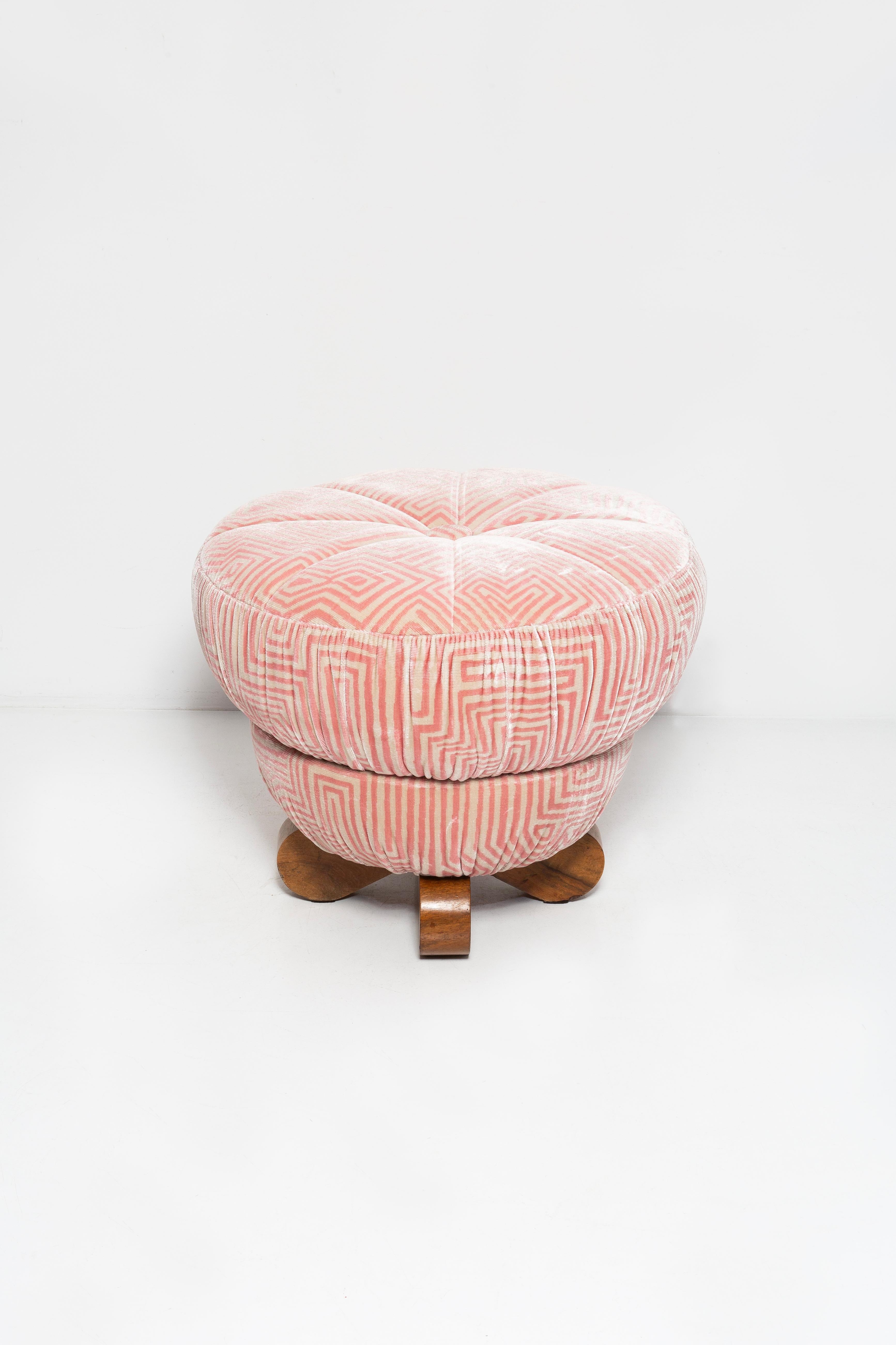 Ce tabouret du début du XXe siècle est un exemple raffiné du design Art déco tchécoslovaque, portant la signature de Jindřich Halabala et Up&Up Závody. La construction en bois de hêtre massif garantit la durabilité et la stabilité.

Cette pièce est