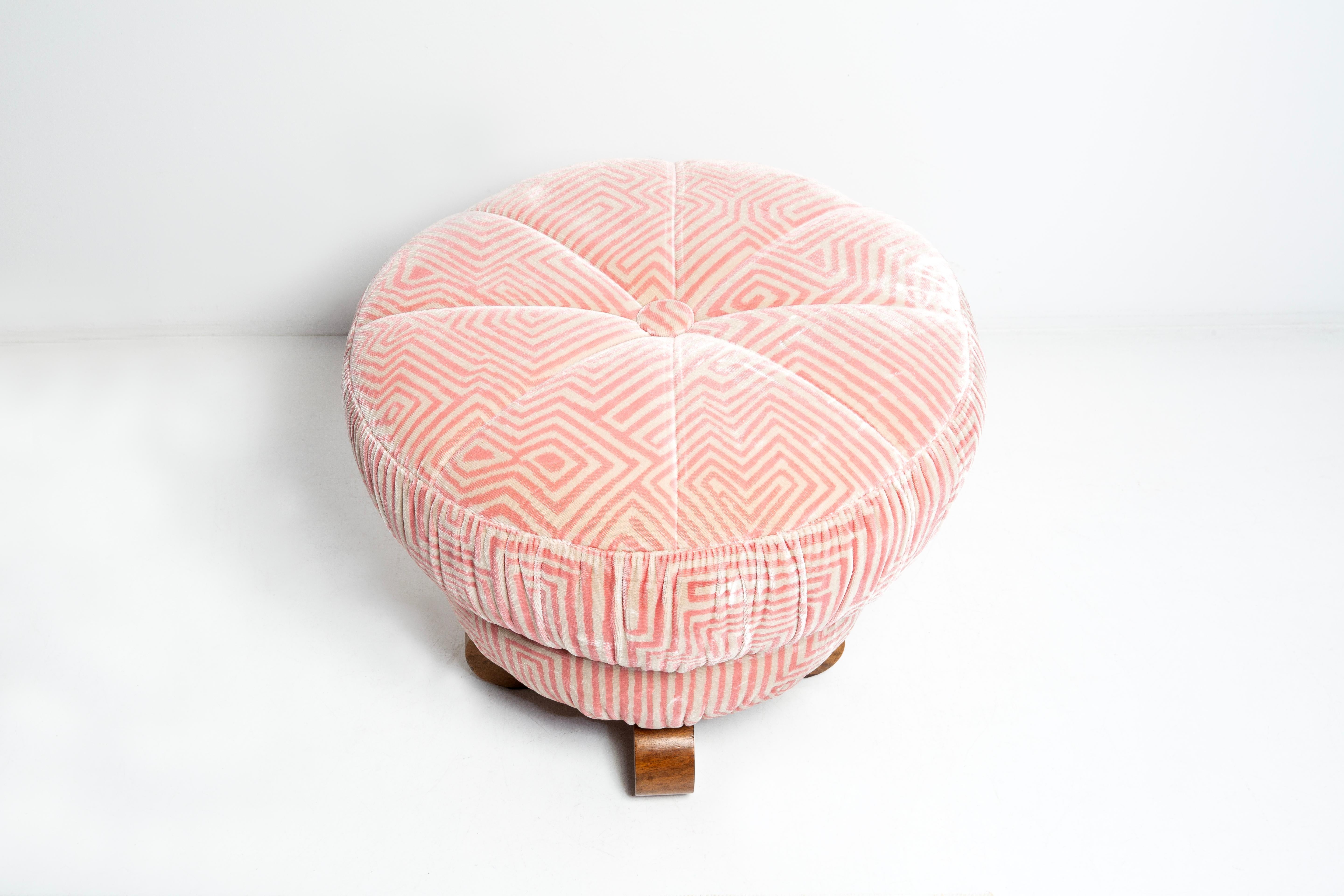 Tchèque Tabouret art déco de Jindrich Halabala en velours Jungling Dedar blanc et rose en vente