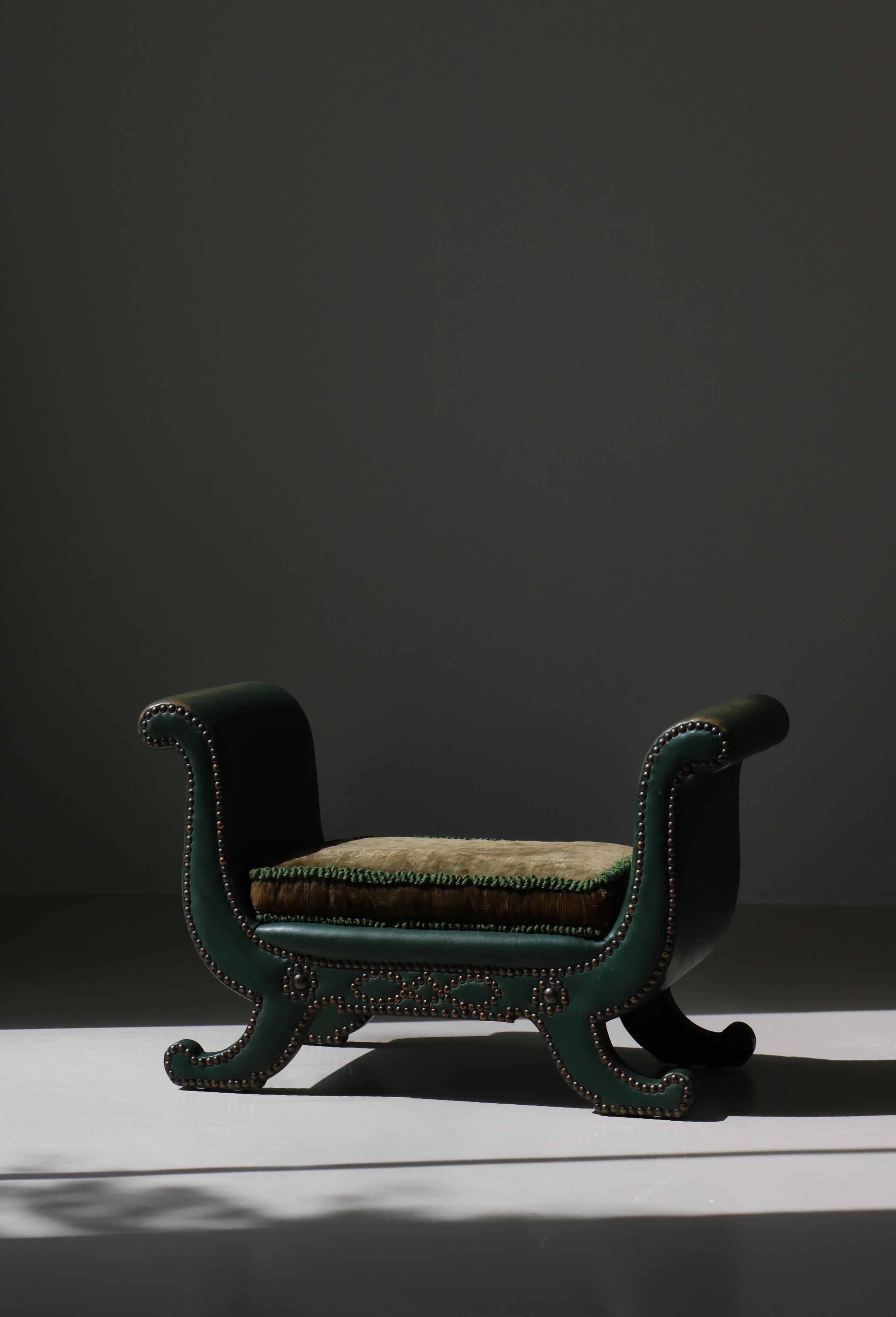 Magnifique tabouret dans le style suédois Grace & Art Deco par le designer et éditeur germano-suédois Otto Schulz. Le tabouret des années 1930 est en état d'origine avec un revêtement en cuir vert patiné et un coussin en velours. La décoration est