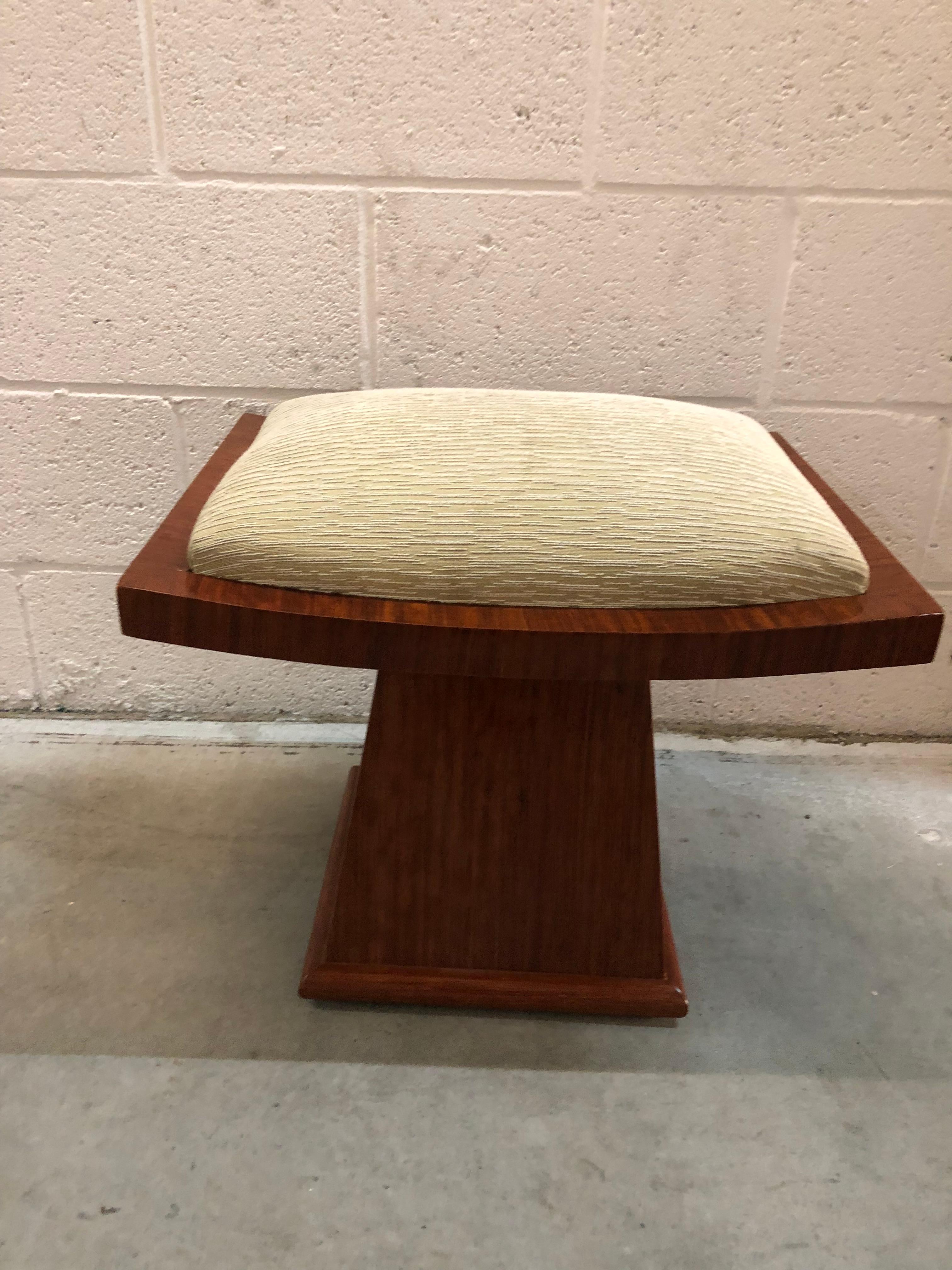Stools Art Deco.
Material: wood 
You want to live in the golden years, this is the stool that your project needs.
We have specialized in the sale of Art Deco and Art Nouveau styles since 1982.If you have any questions we are at your