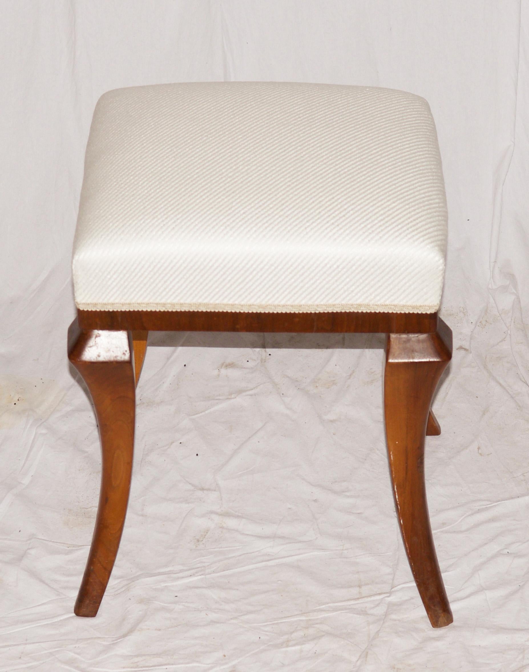 Walnut frame with curved legs and new upholstery with Lelievre fabric. Made by an unknown Austrian furniture maker, circa 1930.
  