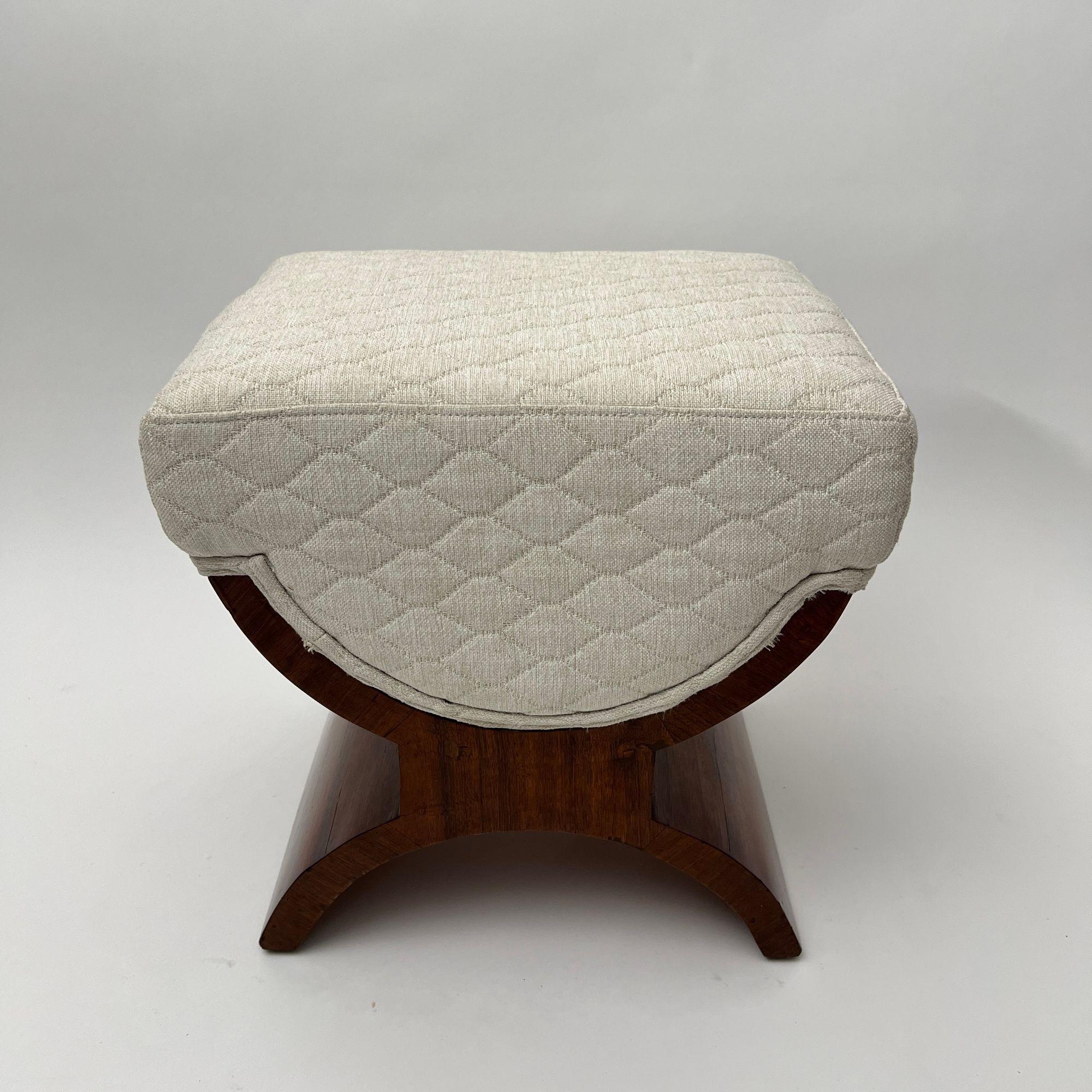 Seltener, kleiner Art-Déco-Hocker aus Frankreich um 1930.
* Rosenholzfurnier auf Weichholz. Eichenfurnier auf der Unterseite.
* Restaurierter Zustand, handpoliert mit Schellack. Neu gepolstert und mit beigem Steppstoff und Keder