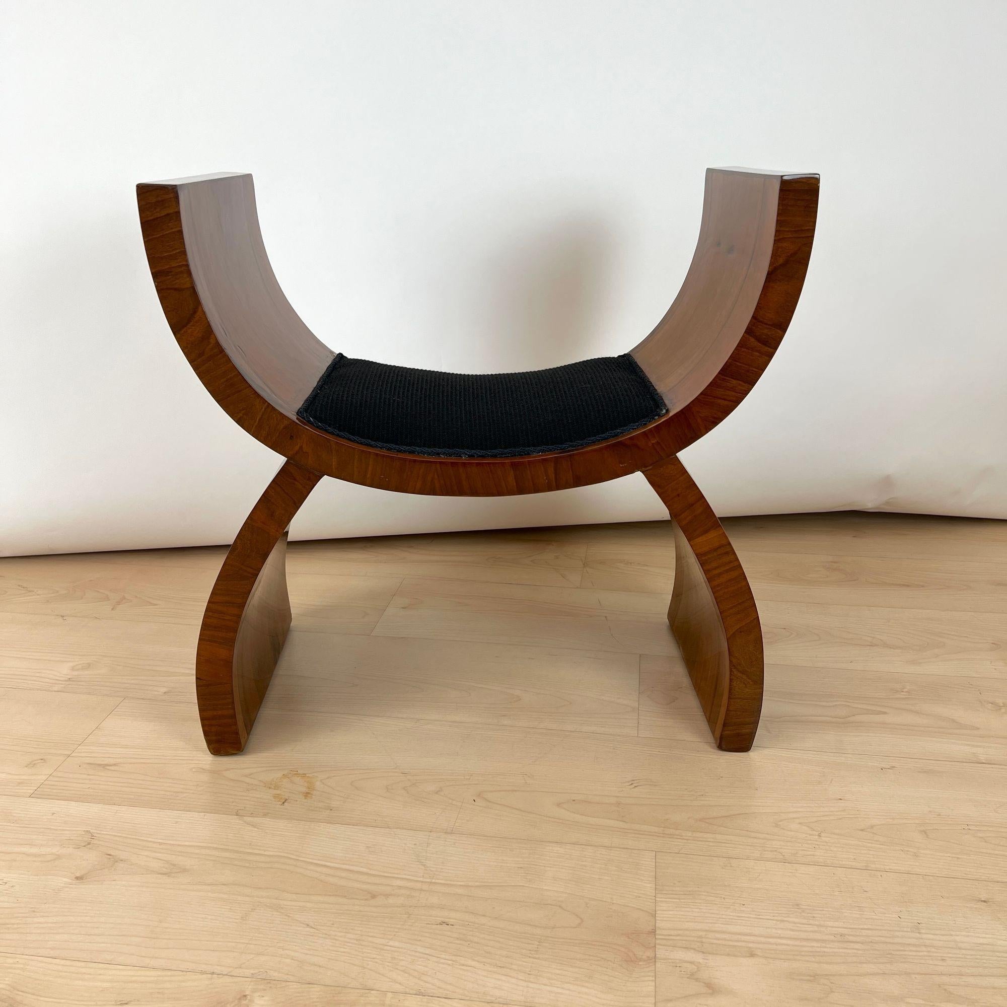 Schöner Art Deco Hocker in Nussbaum aus Italien um 1930.
Nussbaum furniert auf gebogenen Holzteilen. Neu gepolstert mit schwarzem Strukturstoff und Keder.
Restaurierter Zustand, handpoliert mit Schellack.

Abmessungen:
* H 58 cm / 22.8 in
* W 59 cm