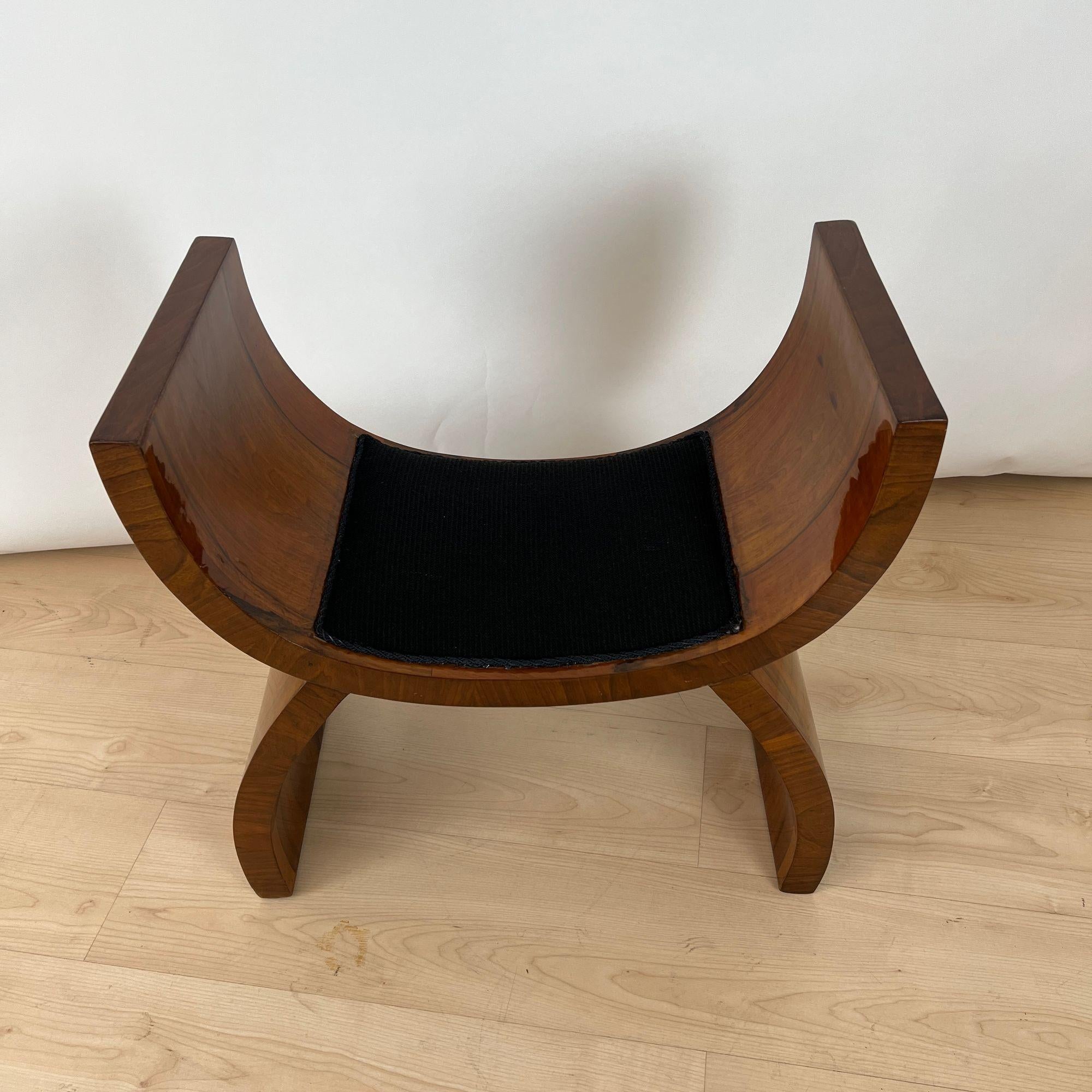 Art Deco Hocker, Nussbaumfurnier, schwarzer Stoff, Italien um 1930 (Art déco) im Angebot