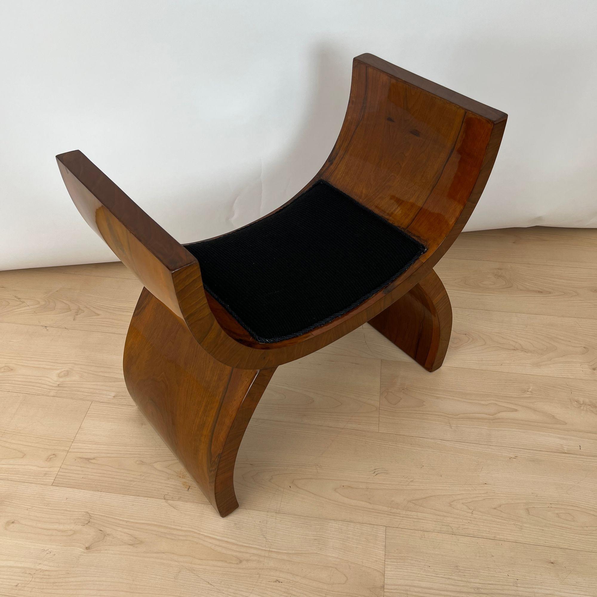 Art Deco Hocker, Nussbaumfurnier, schwarzer Stoff, Italien um 1930 (Poliert) im Angebot