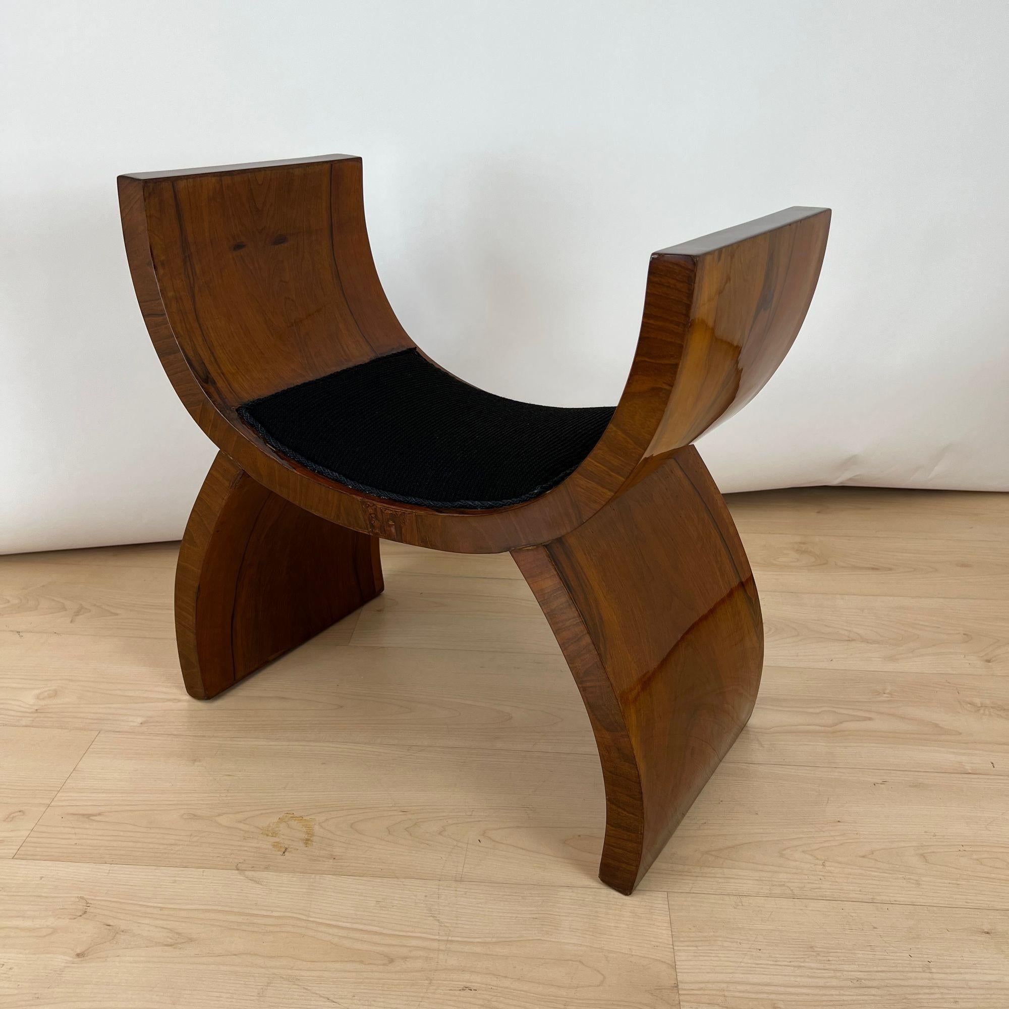 Art Deco Hocker, Nussbaumfurnier, schwarzer Stoff, Italien um 1930 (Mitte des 20. Jahrhunderts) im Angebot