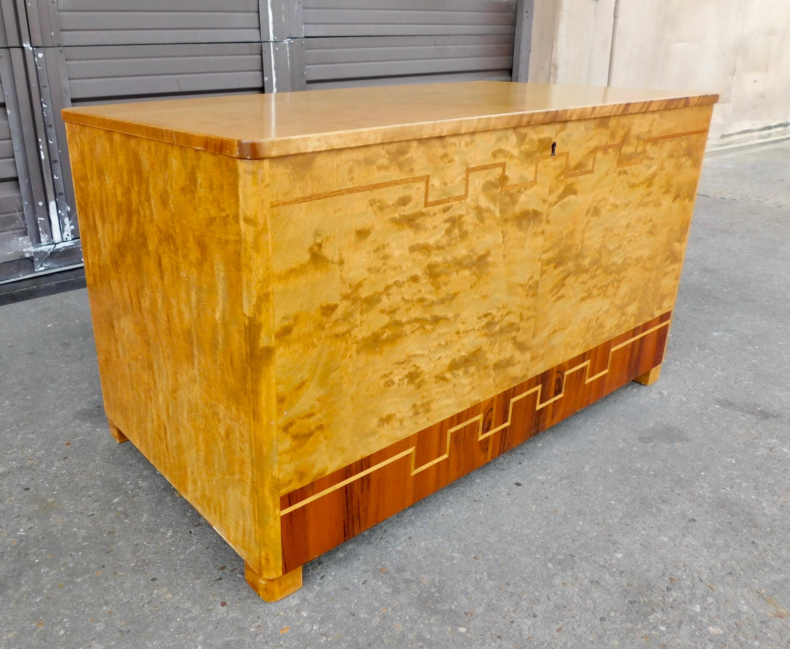 Art Deco Storage Chest Rendered in Golden Flame Birch and Rosewood, Sweden 1930s In Good Condition In Richmond, VA