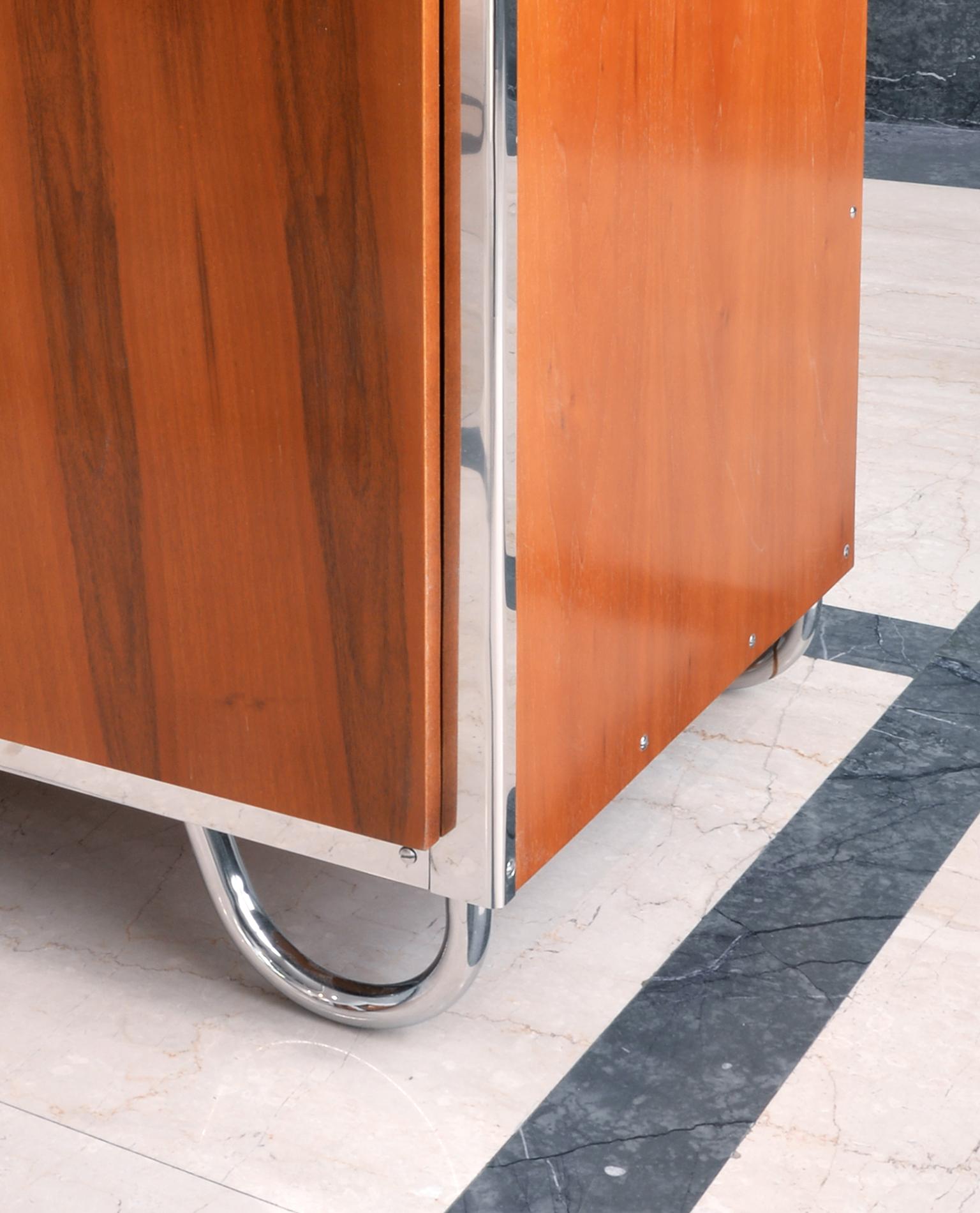 Art Deco-Streamline 2-Door Wardrobe, Chrome-Plated Metal, Walnut Veneer, c. 1935 In Good Condition For Sale In Berlin, DE