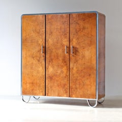 Armoire Art Déco profilée à 3 portes en métal chromé et placage de noyer, vers 1935