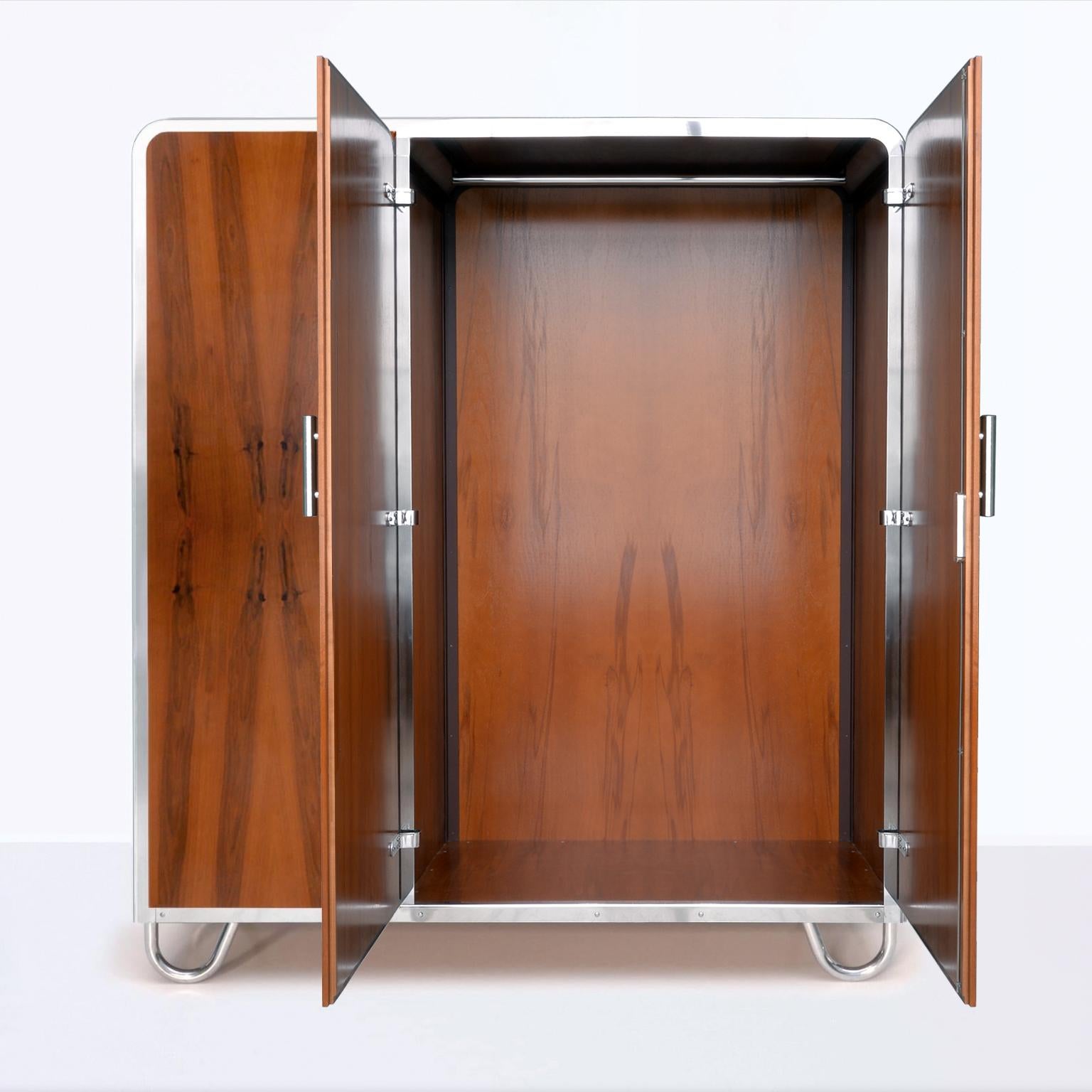 Art-Déco-Kleiderschrank mit 3 Türen, verchromtes Metall, Nussbaumfurnier, um 1935 (Beschichtet) im Angebot