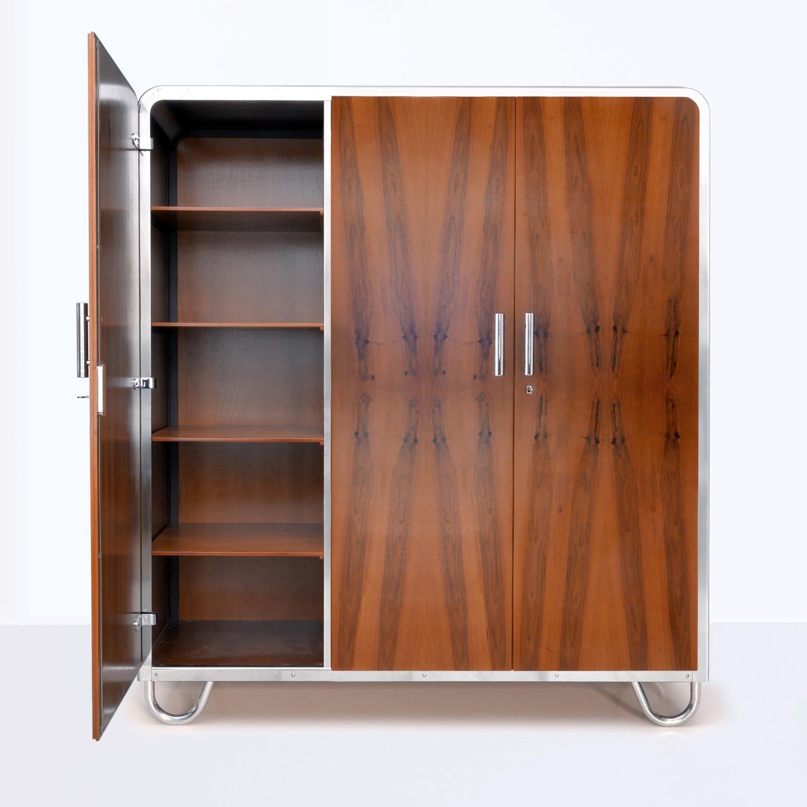 Art Deco-Streamline 3-Door Wardrobe, Chrome-Plated Metal, Walnut Veneer, c 1935 In Good Condition For Sale In Berlin, DE
