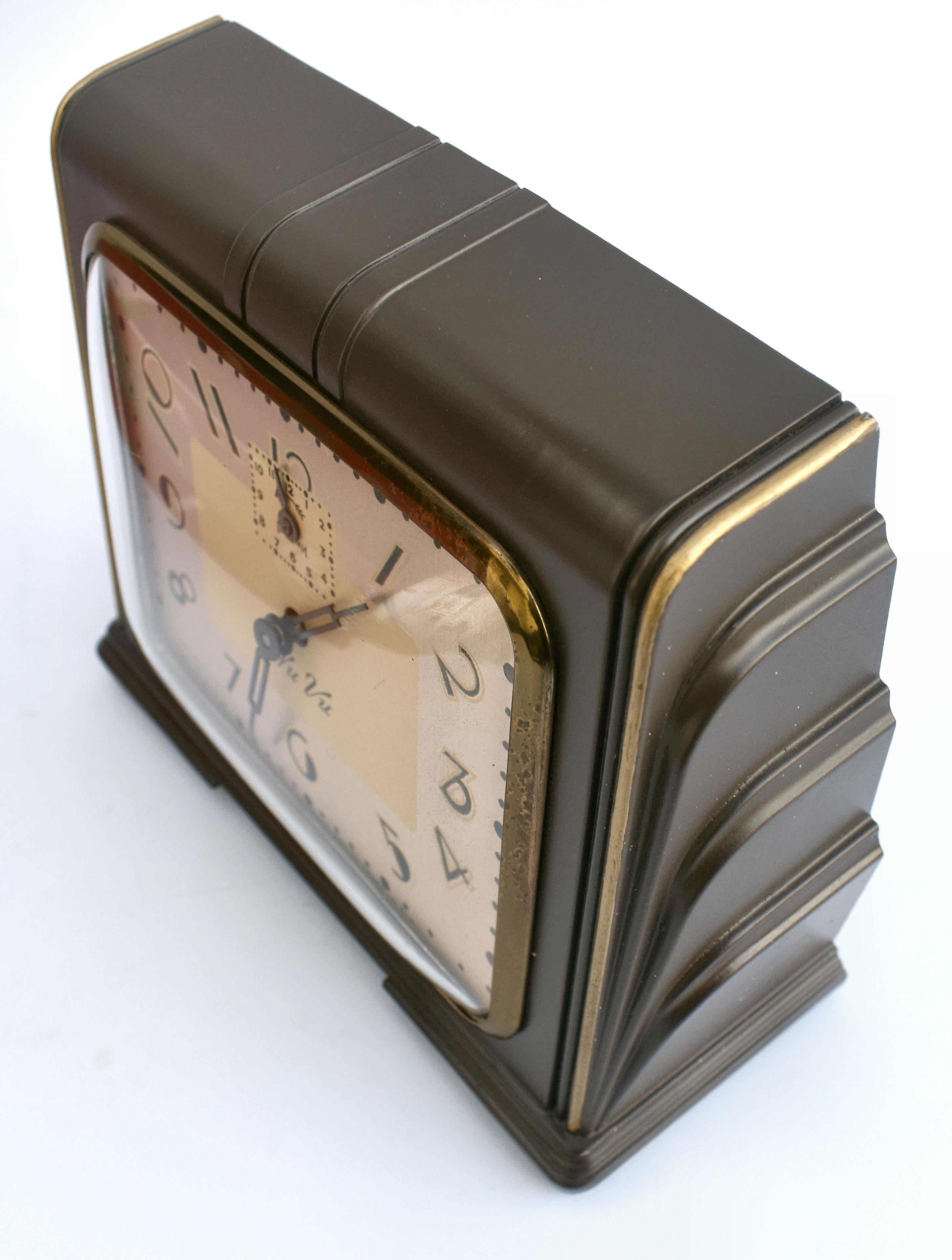 Amerikanische Art-Déco-Streamline-Uhr, um 1942 im Angebot 3