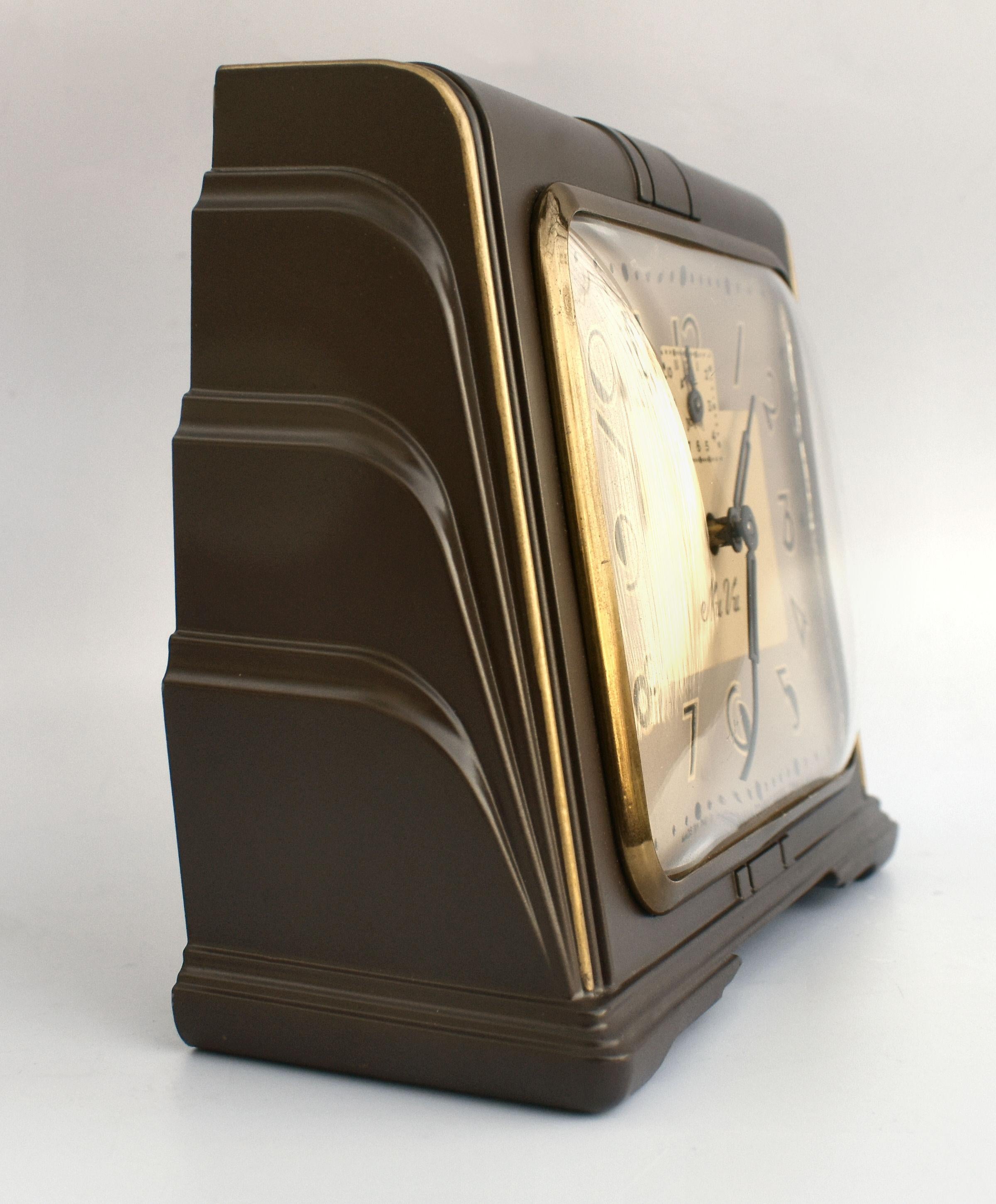 Amerikanische Art-Déco-Streamline-Uhr, um 1942 im Zustand „Gut“ im Angebot in Devon, England