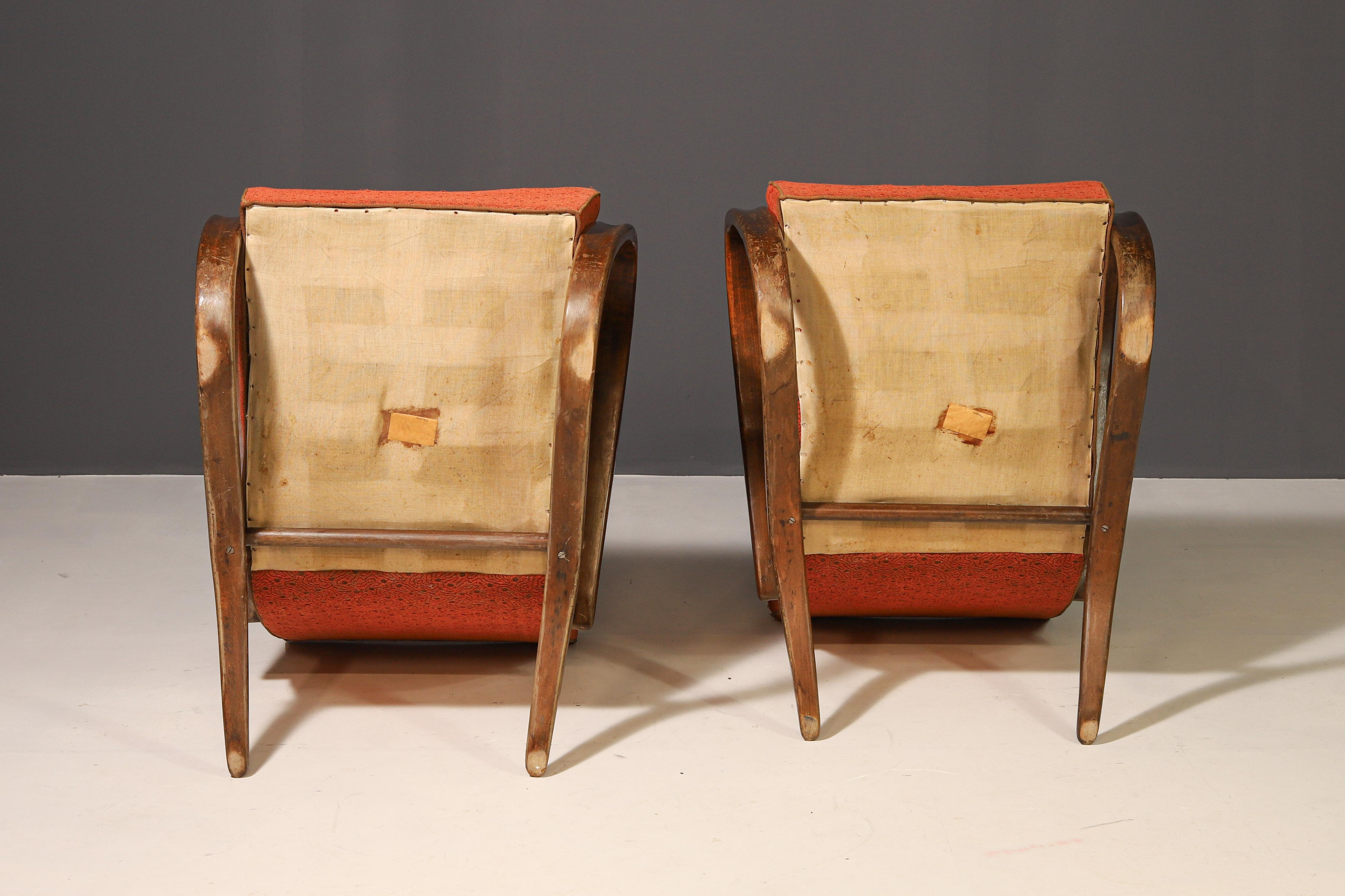 Esta icónica pareja de sillones fue diseñada por el célebre diseñador checo Jindřich Halabala, cuya obra influyó significativamente en el diseño modernista de muebles en Checoslovaquia y en toda Europa. El modelo H-269, a menudo denominado 