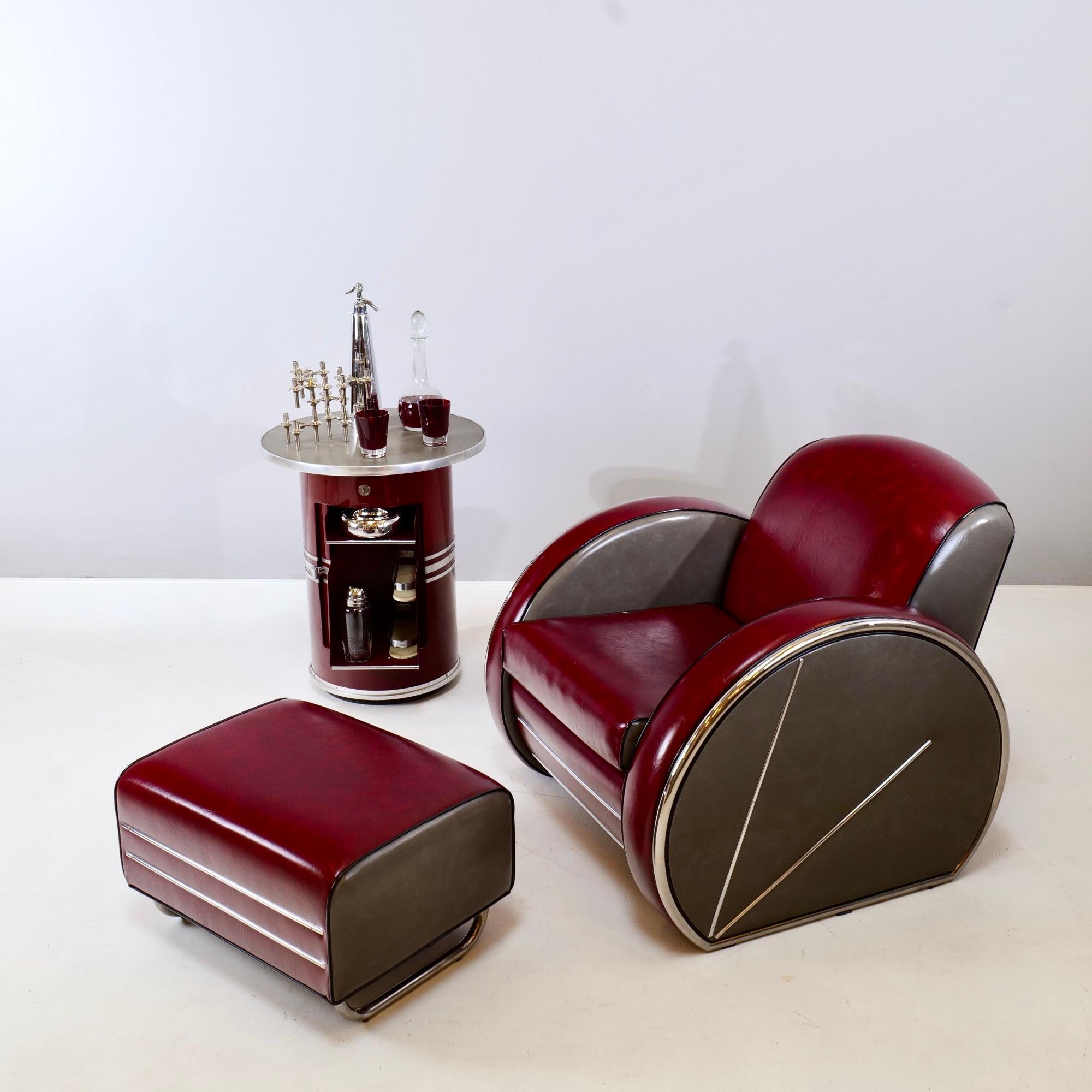 Rare armchair in bordeaux and grey with the iconic streamline shape.
Designed for the Radio City Hall Theater in New York.
The bar on the photos is not included.

This bar is also for sale: 1930's streamline Art Deco br by Mauser Waldeck.

